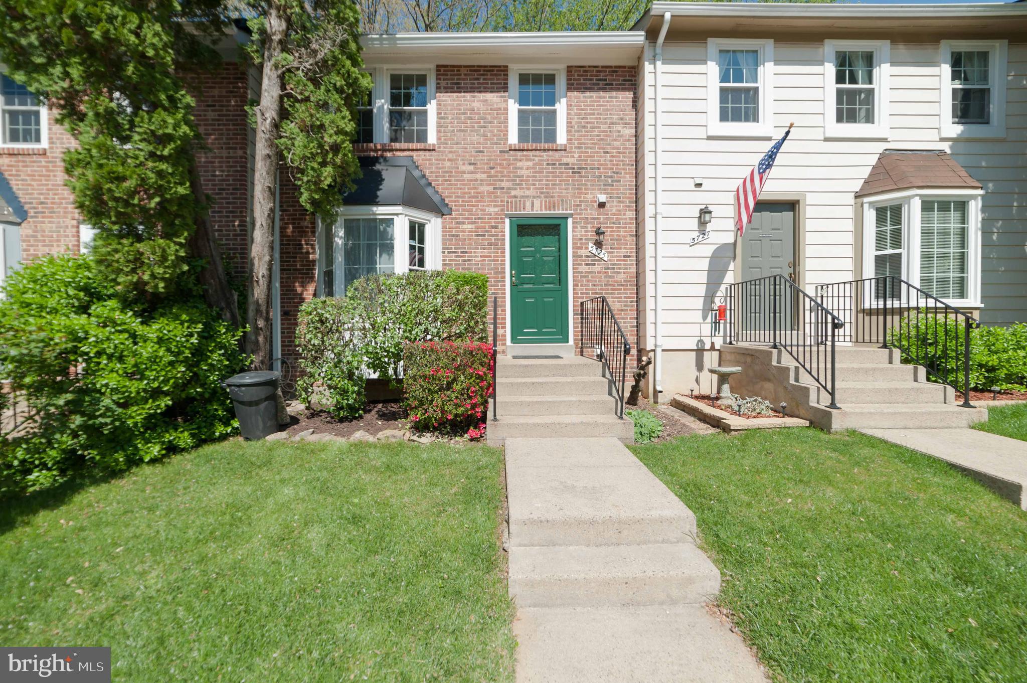 BEAUTIFULLY FINISHED TOWN HOME.  THREE LEVELS! LOCATED ON CUL-DE-SACBACKING TO WOODS! FULL FINISHED WALKOUT BASEMENT, OVERSIZED DECK BACKING TOWOODS.