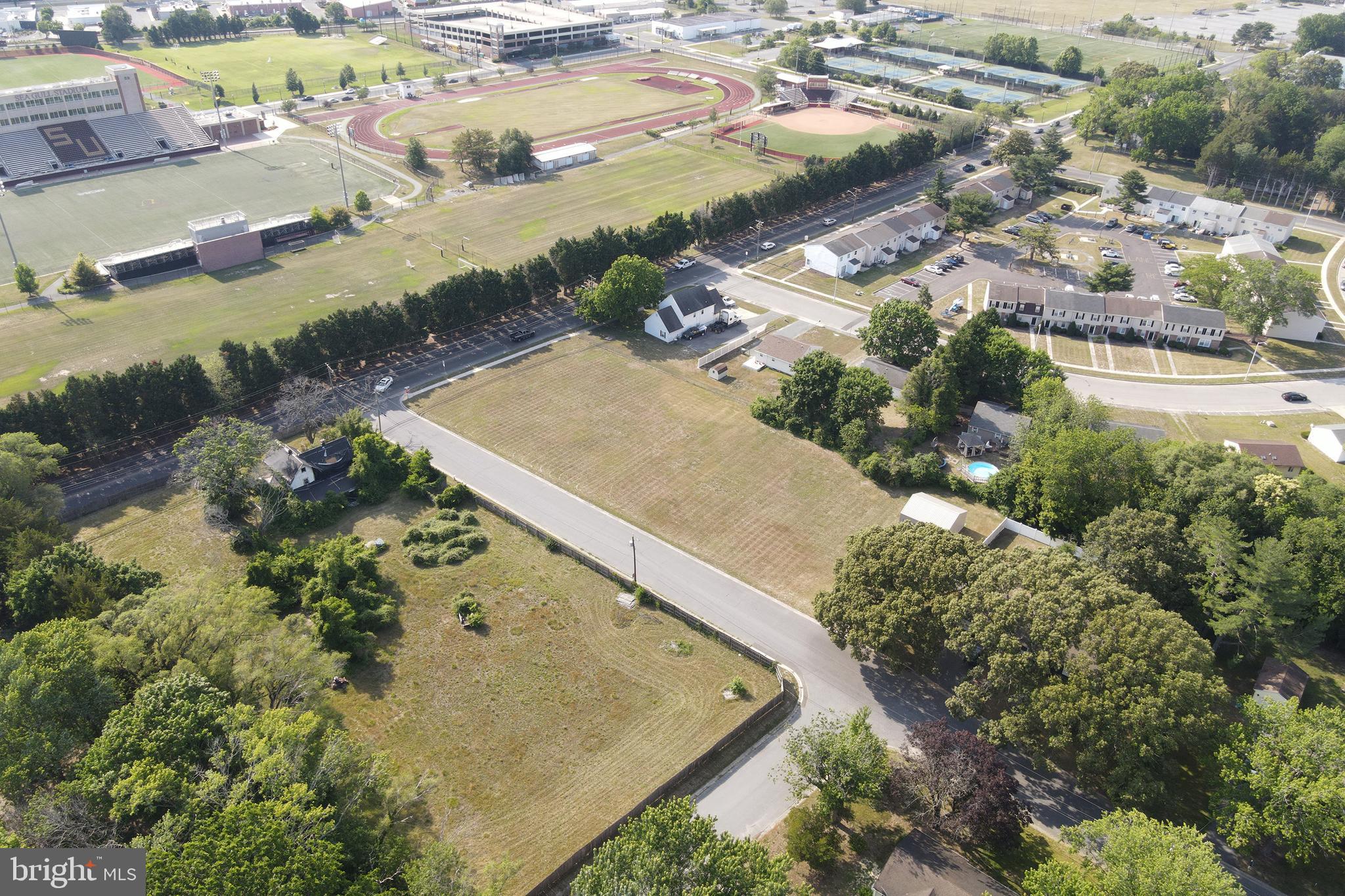 SUBURBAN AC - Land