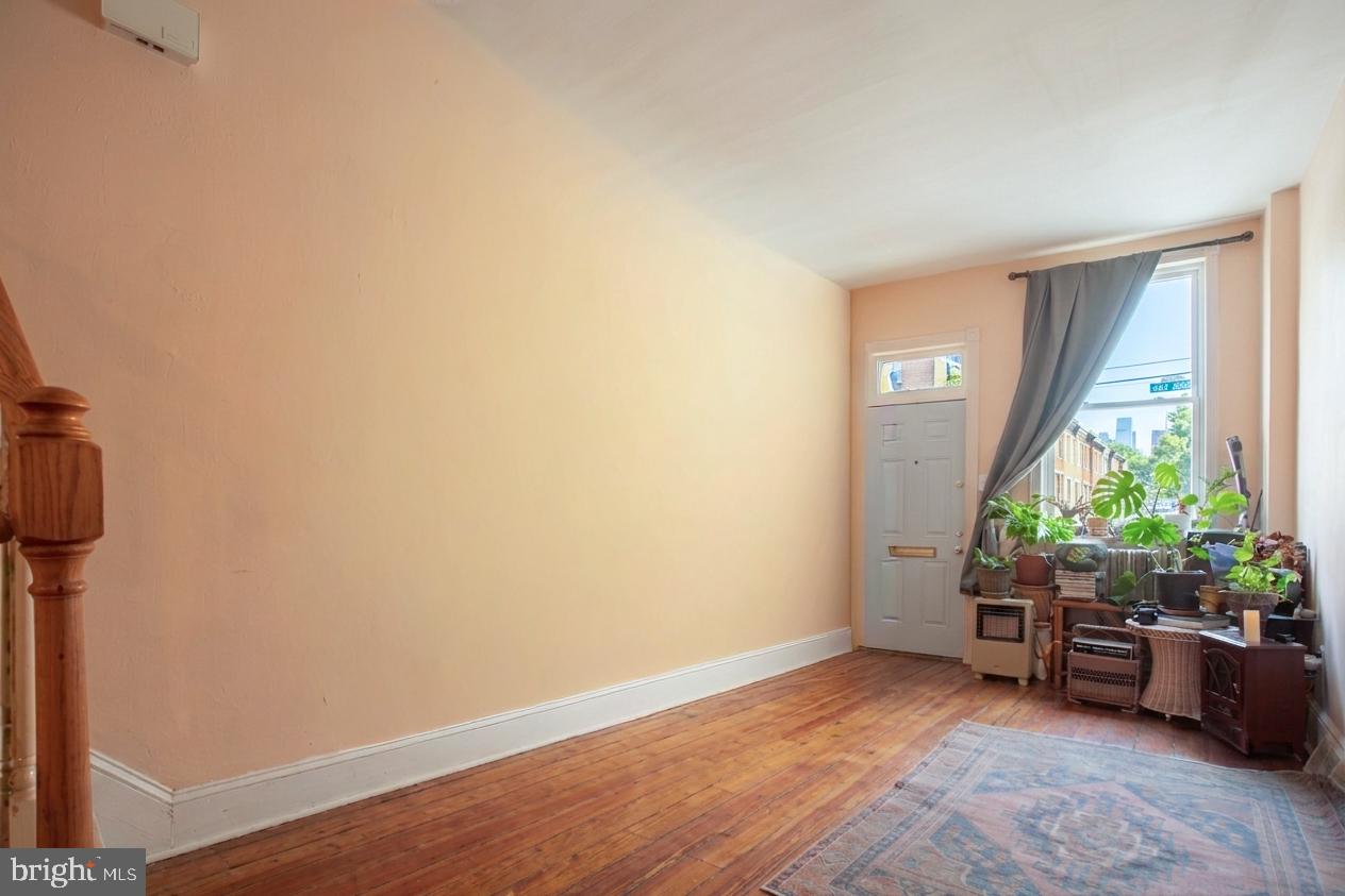 QUEEN VILLAGE - Residential