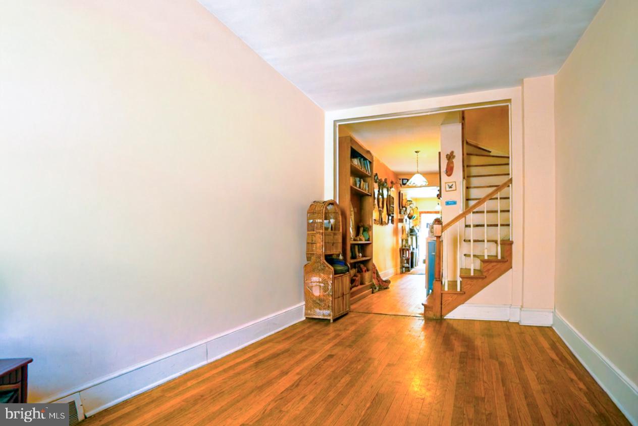 QUEEN VILLAGE - Residential