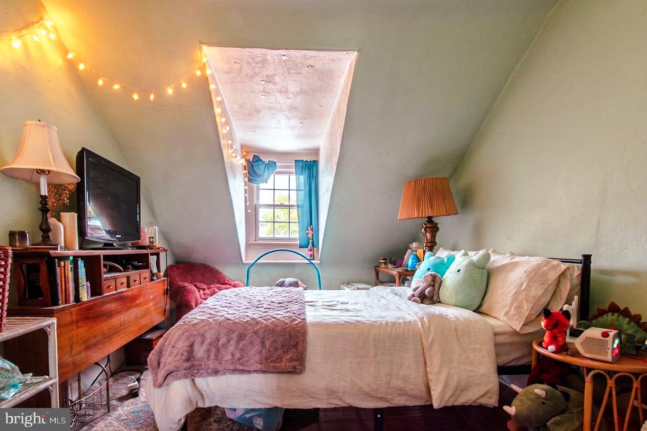 QUEEN VILLAGE - Residential