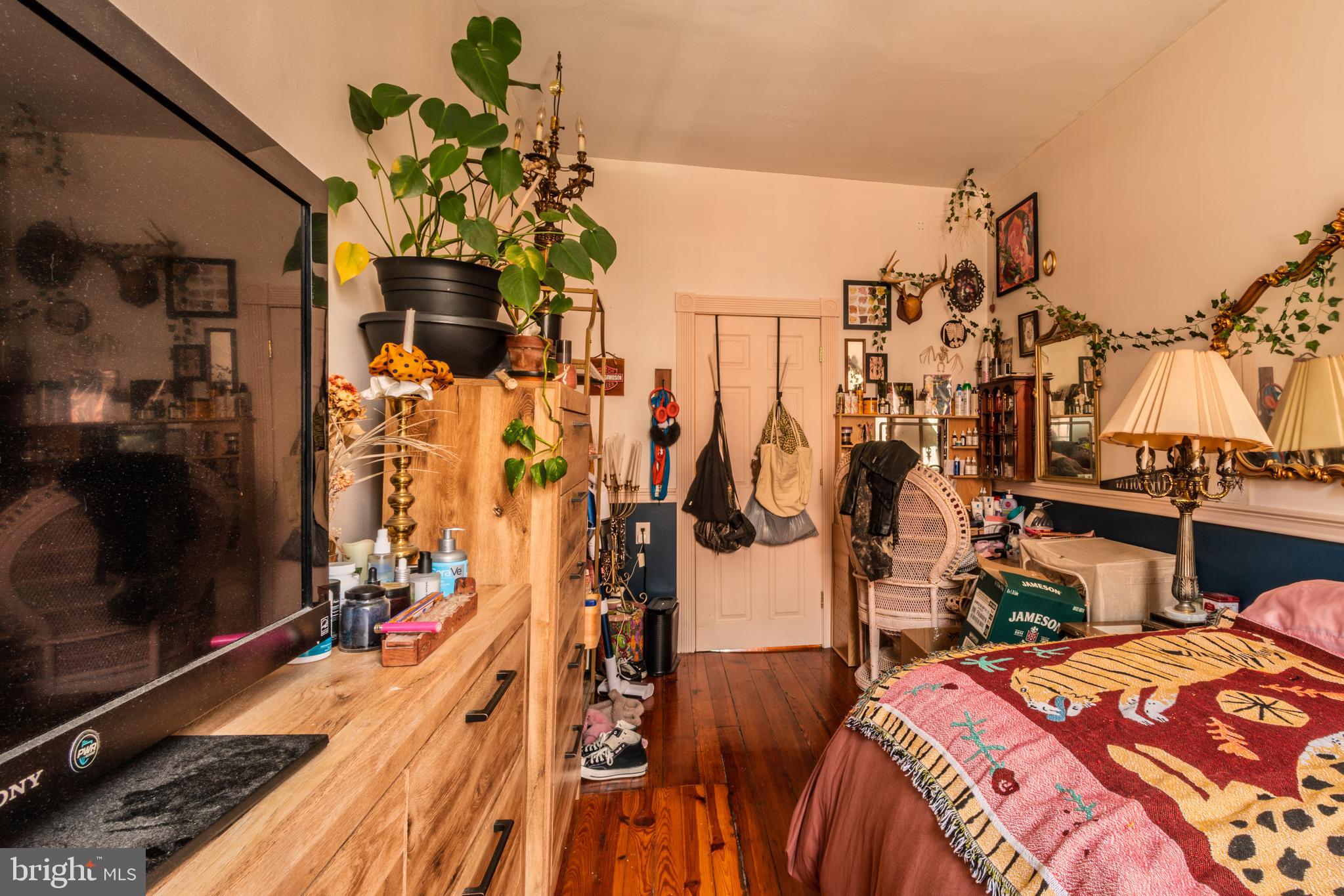 QUEEN VILLAGE - Residential