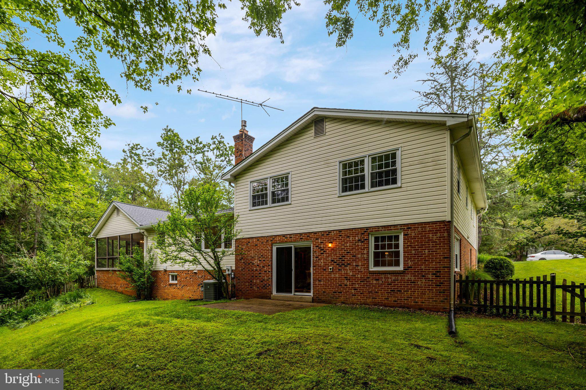 SHOUSE VILLAGE - Residential