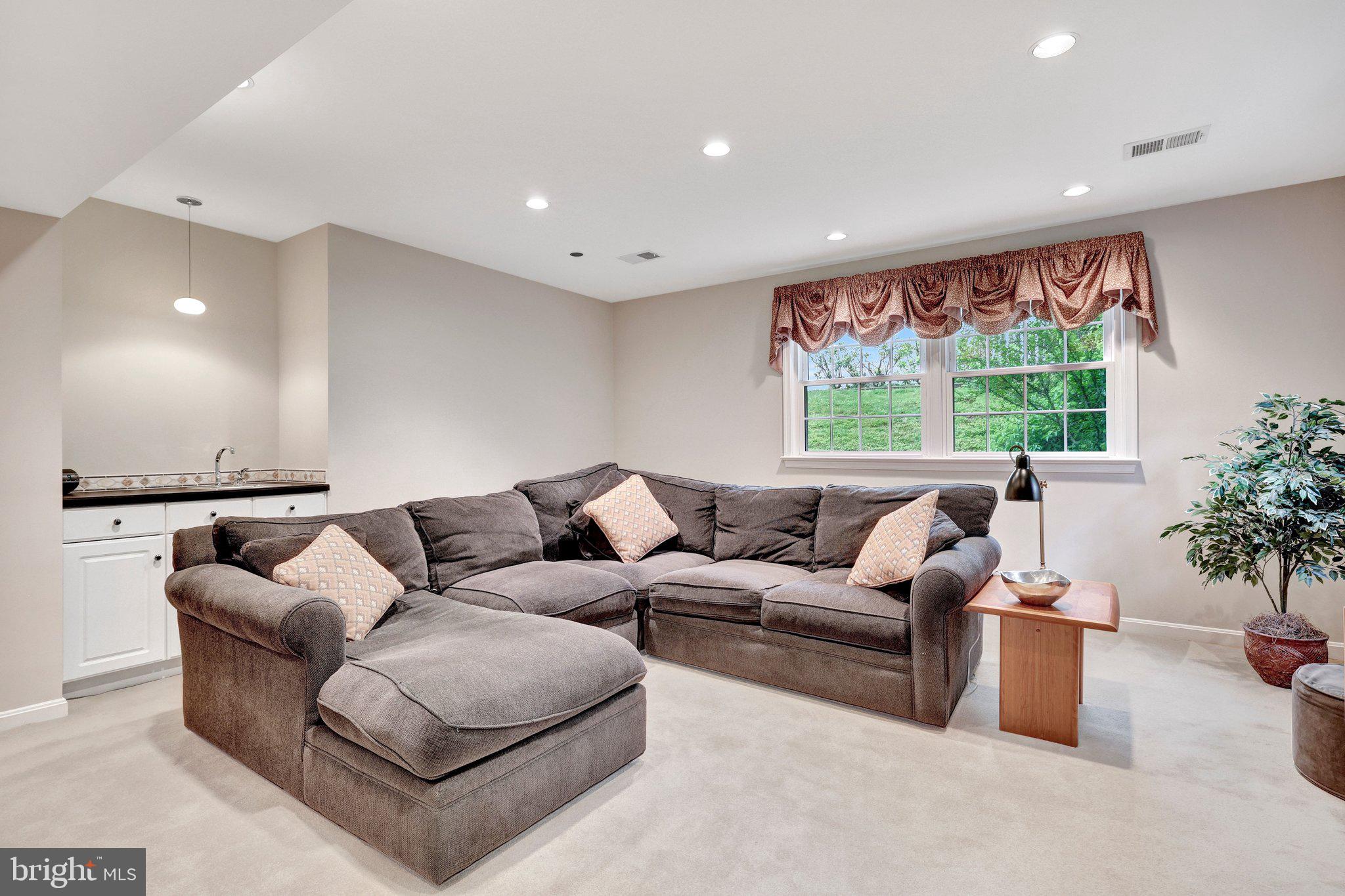 SHOUSE VILLAGE - Residential