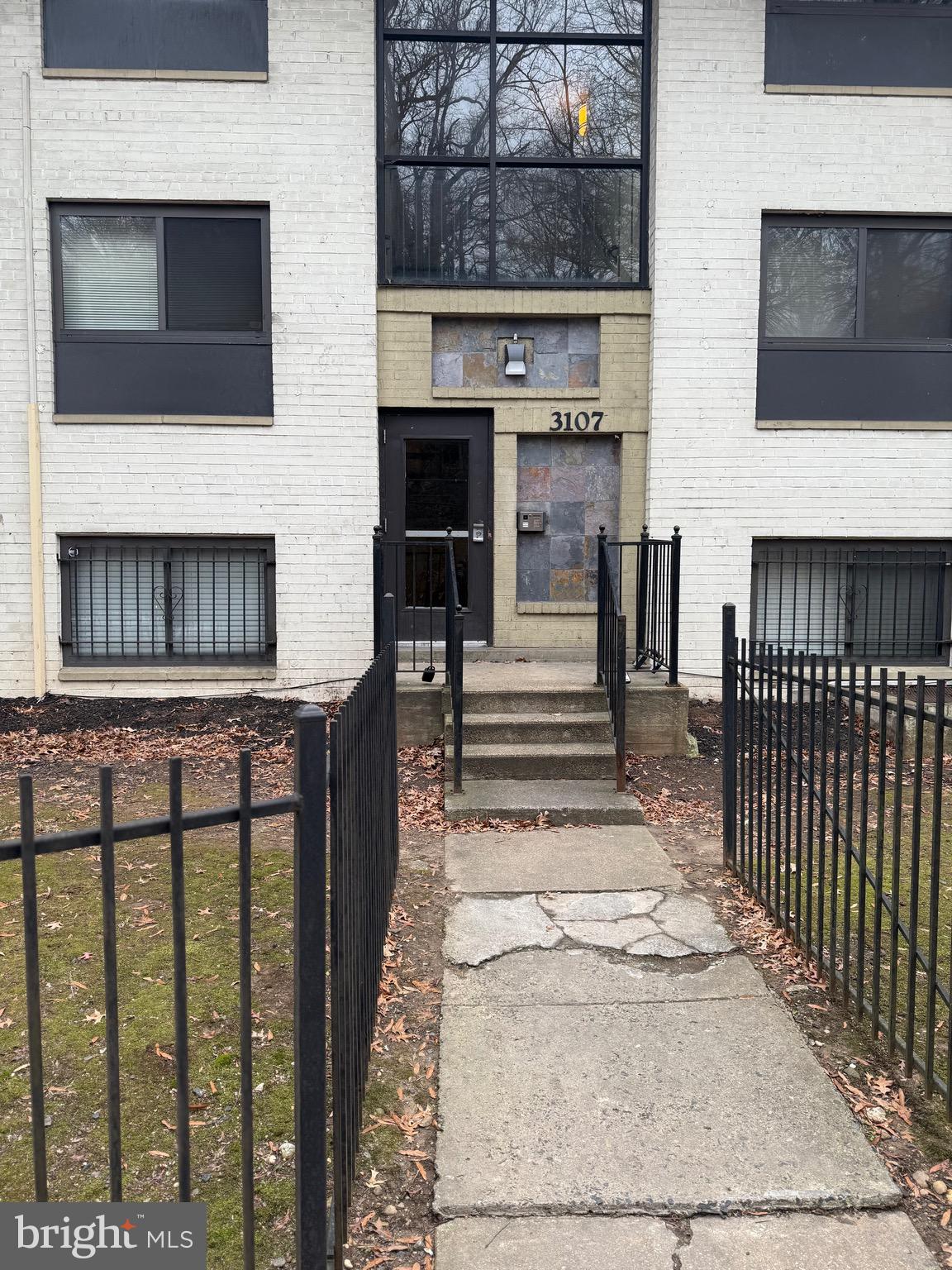 Short Sale approved. Well-kept condo waiting for you.  The owner took pride.  Send your full-price offer and terms today. CASH buyer