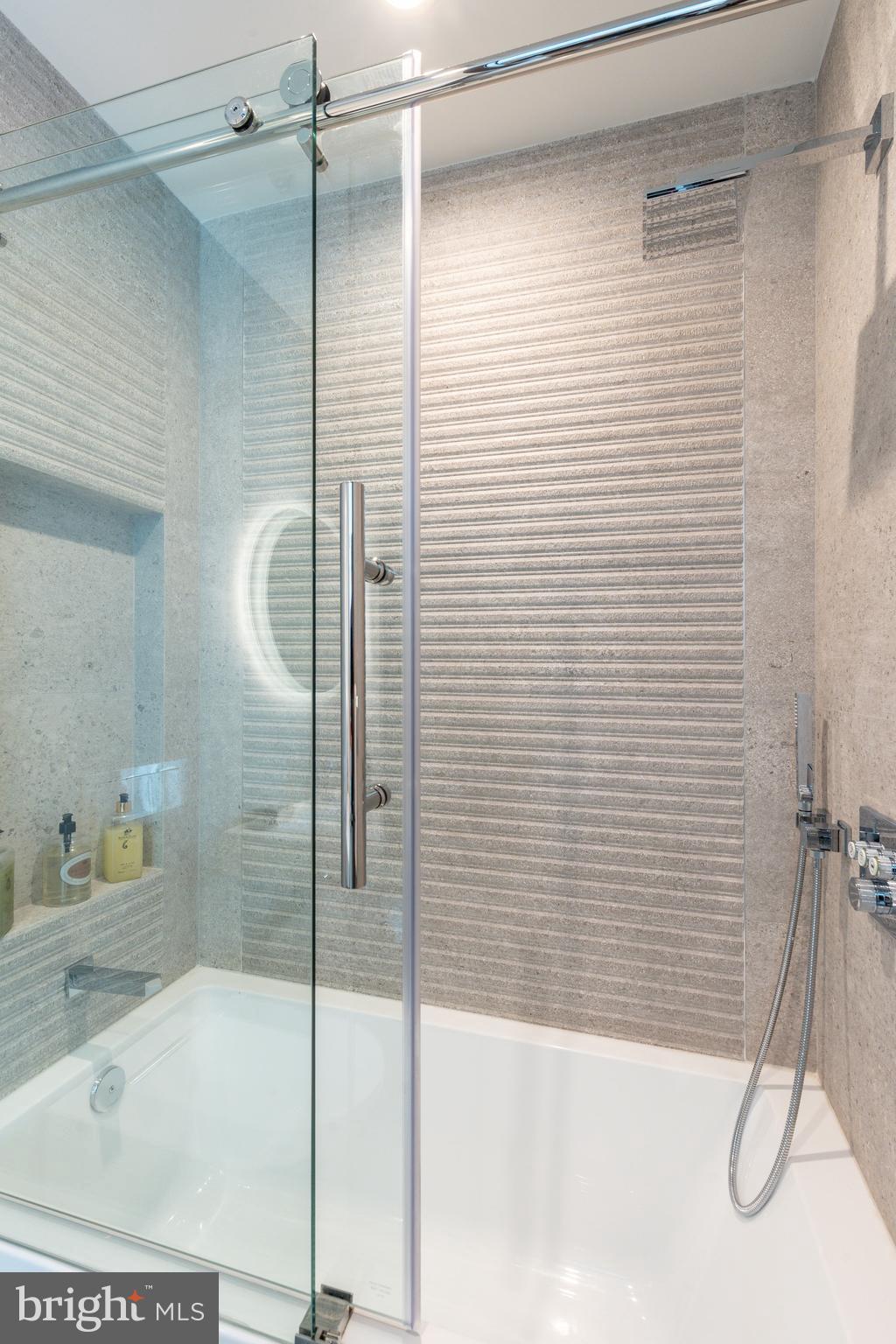 LOGAN SQUARE - Residential
