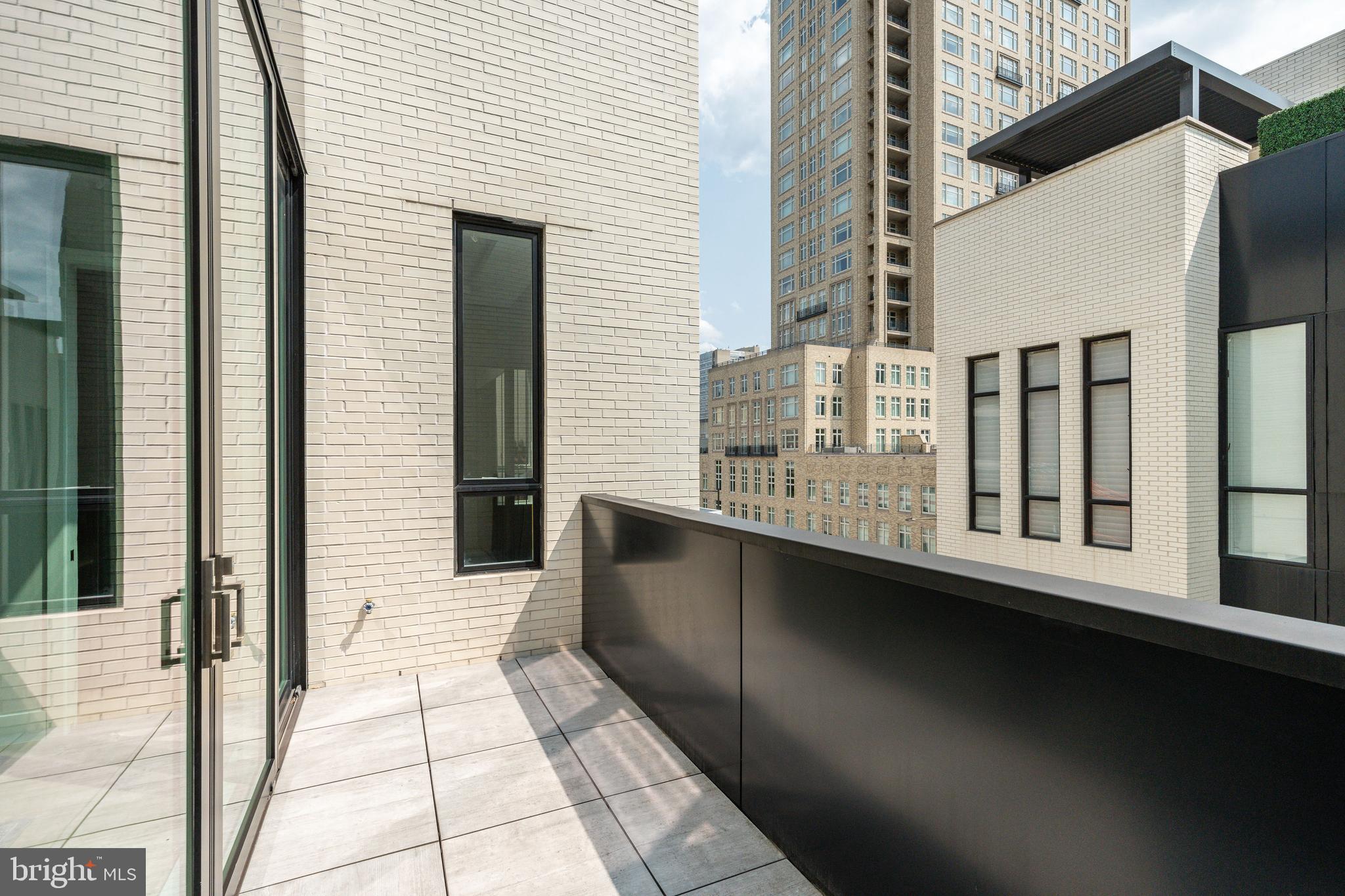 LOGAN SQUARE - Residential