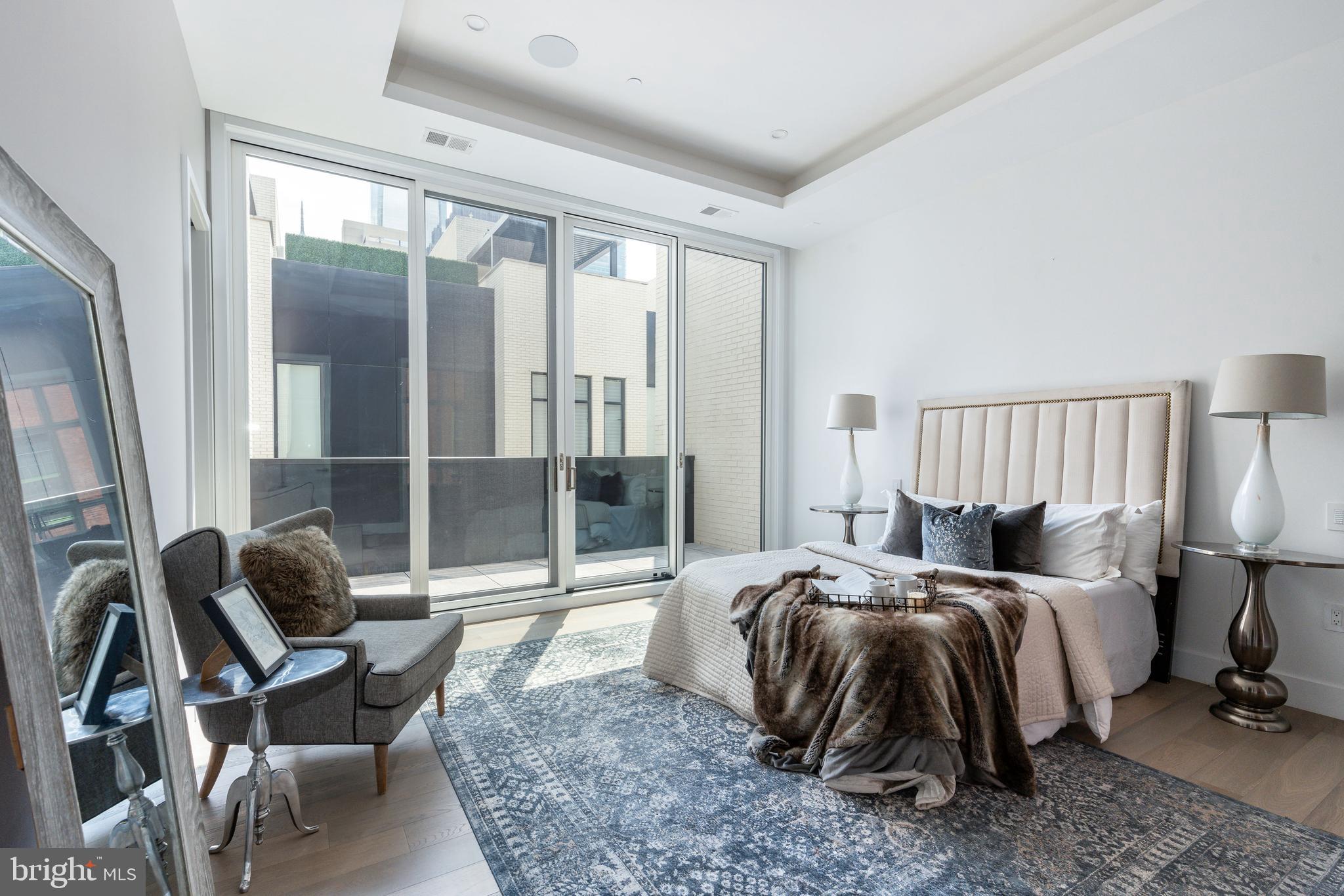 LOGAN SQUARE - Residential