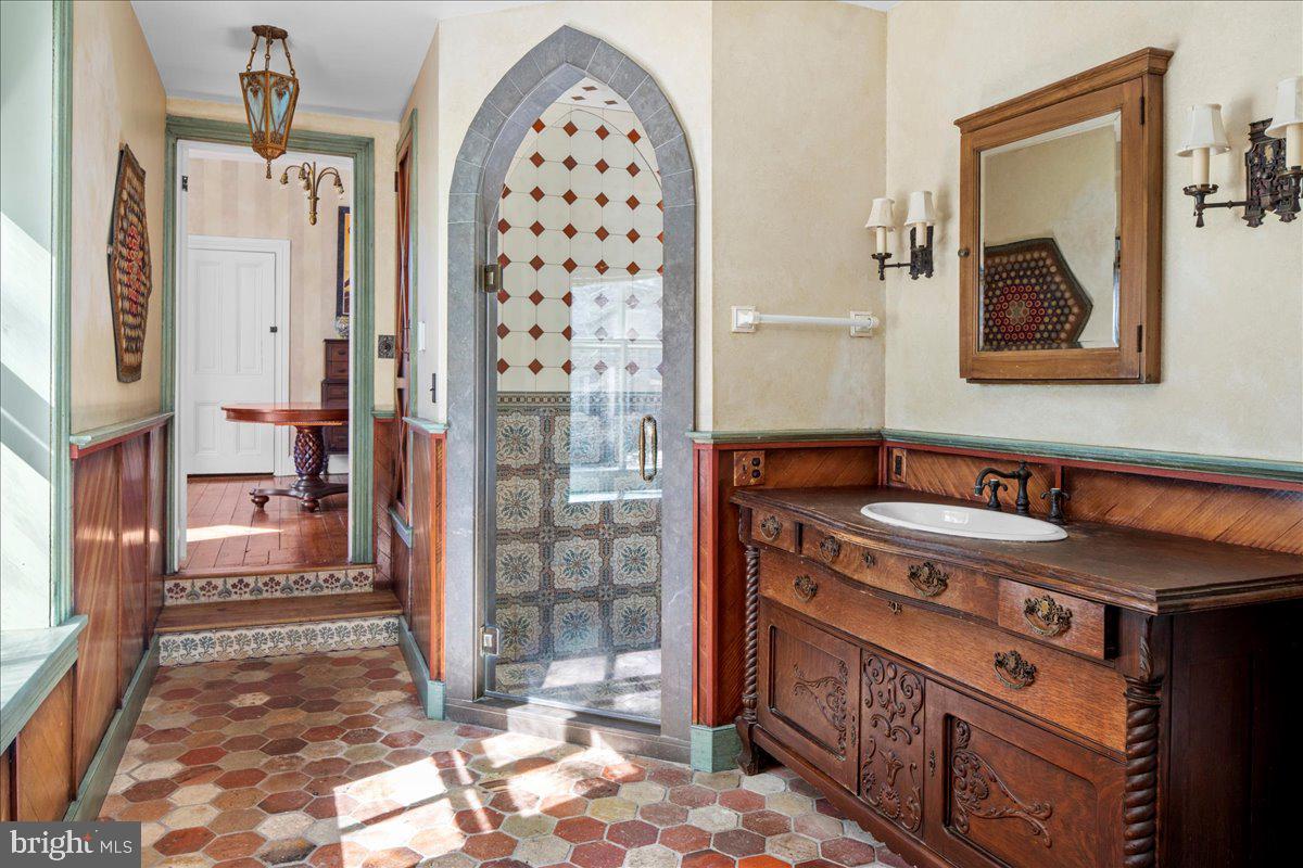 CHESTNUT HILL - Residential