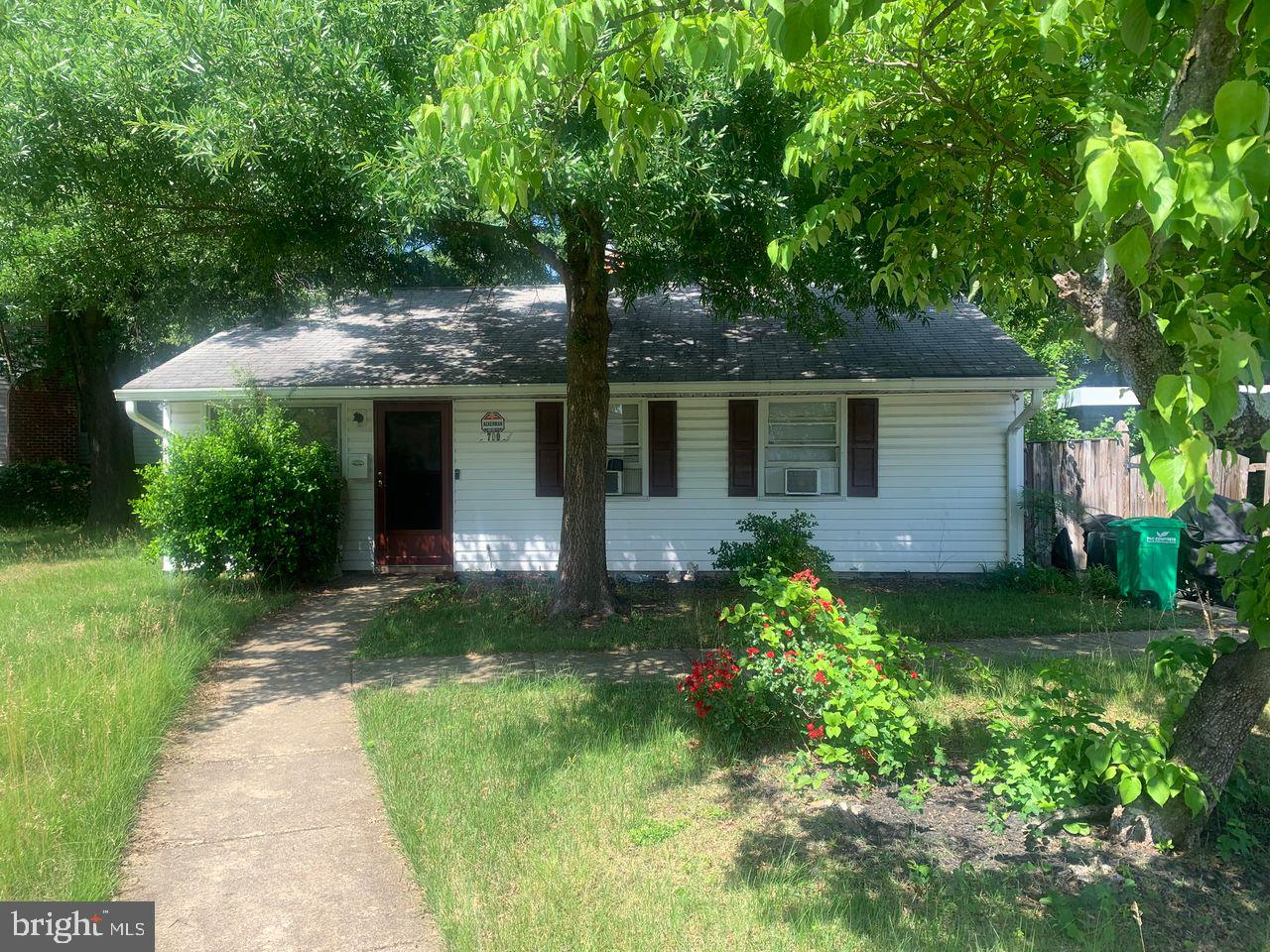 SINGLE LEVEL LIVING. LOVELY RANCHER QUICK ACCES TO DC AND VIRGINIA, SOLD AS-IS.


Ready for showings!