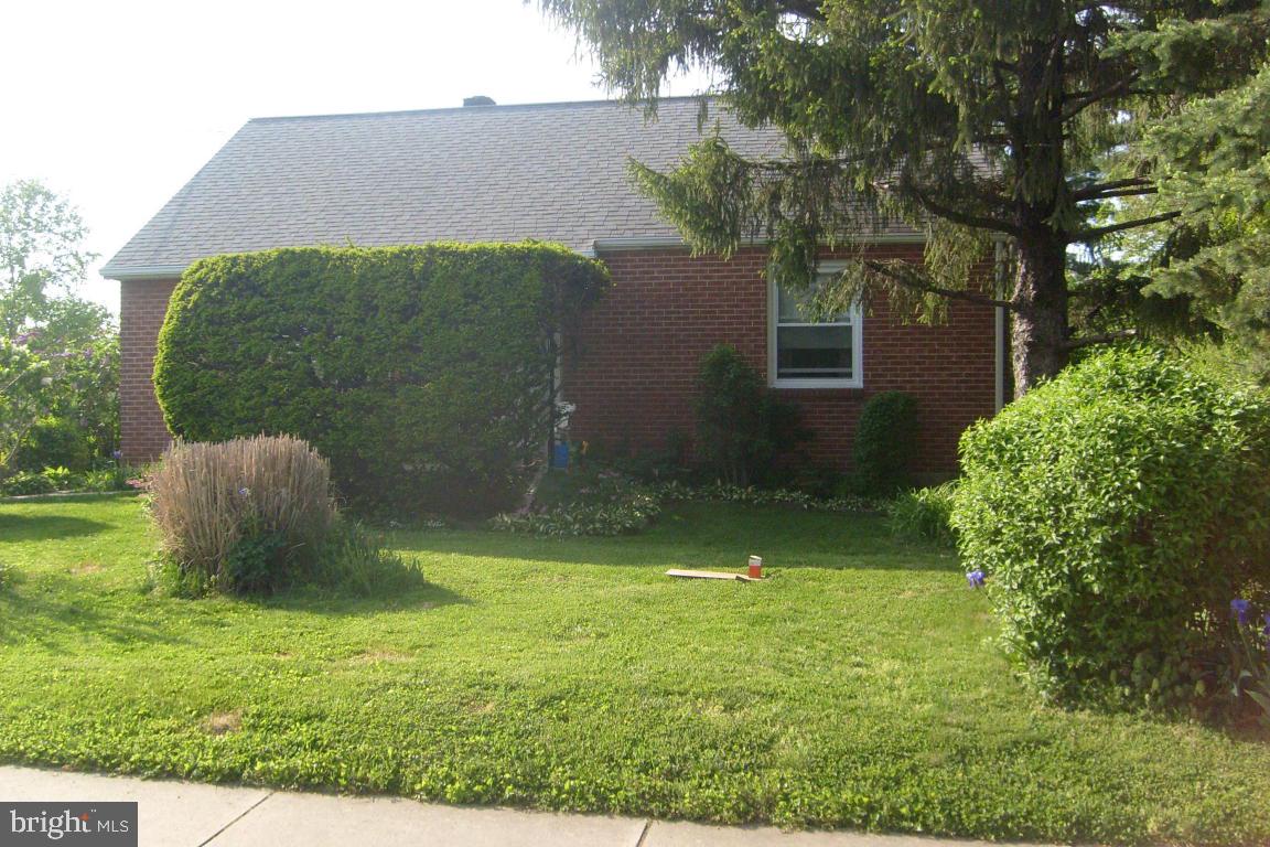 Cute single, Quiet street, Quiet private back yard, hardwood under carpets, needs cosmetic work.