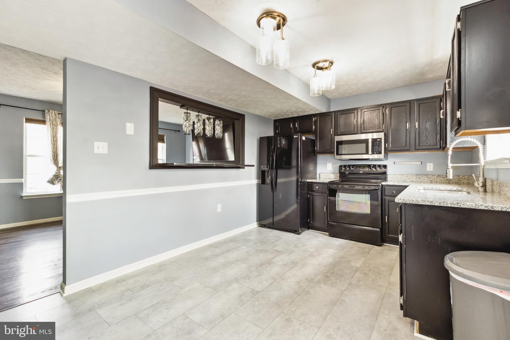 HUNTINGTON MEADOWS - Residential Lease