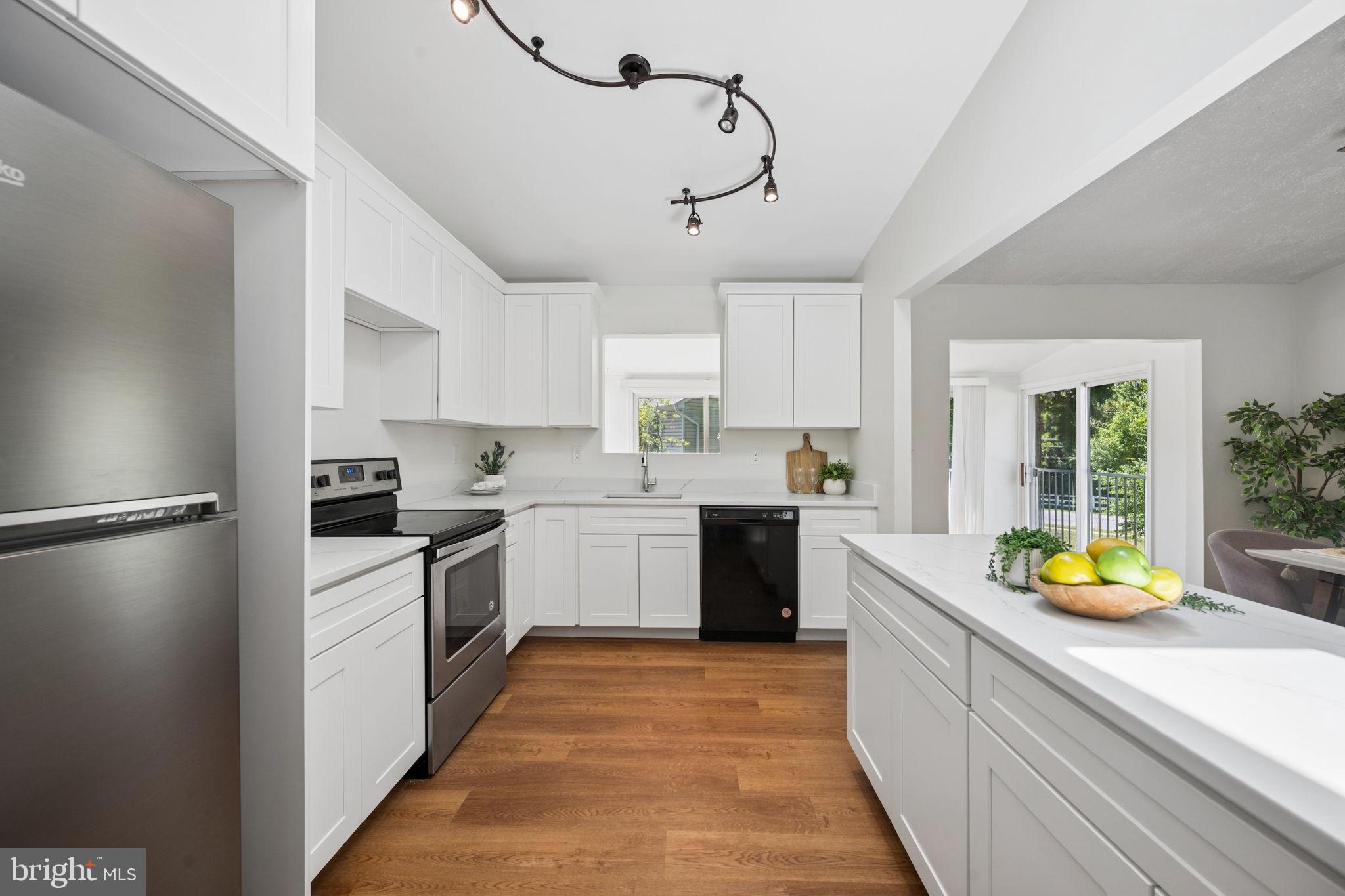 WALNUT LAKE - Residential