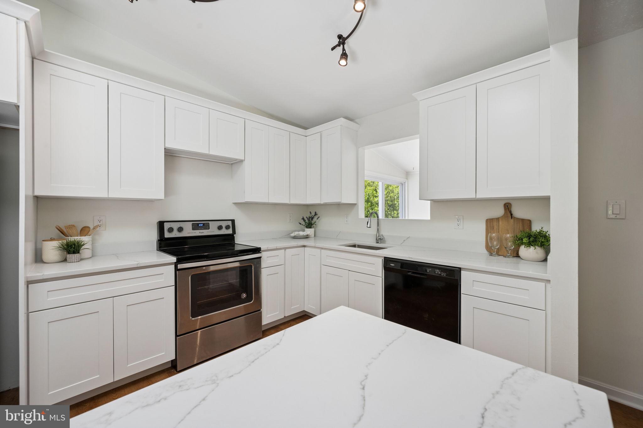 WALNUT LAKE - Residential