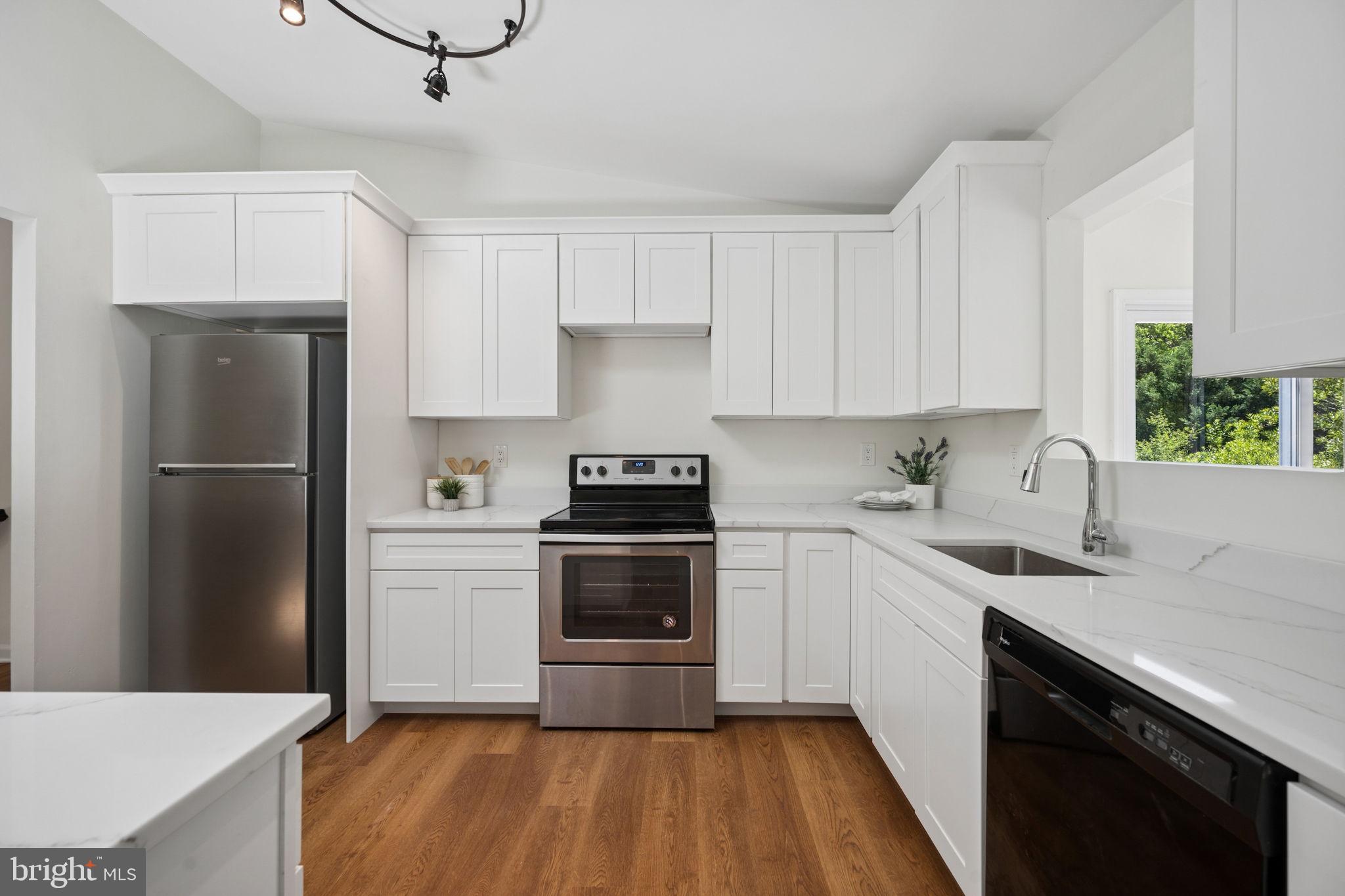 WALNUT LAKE - Residential
