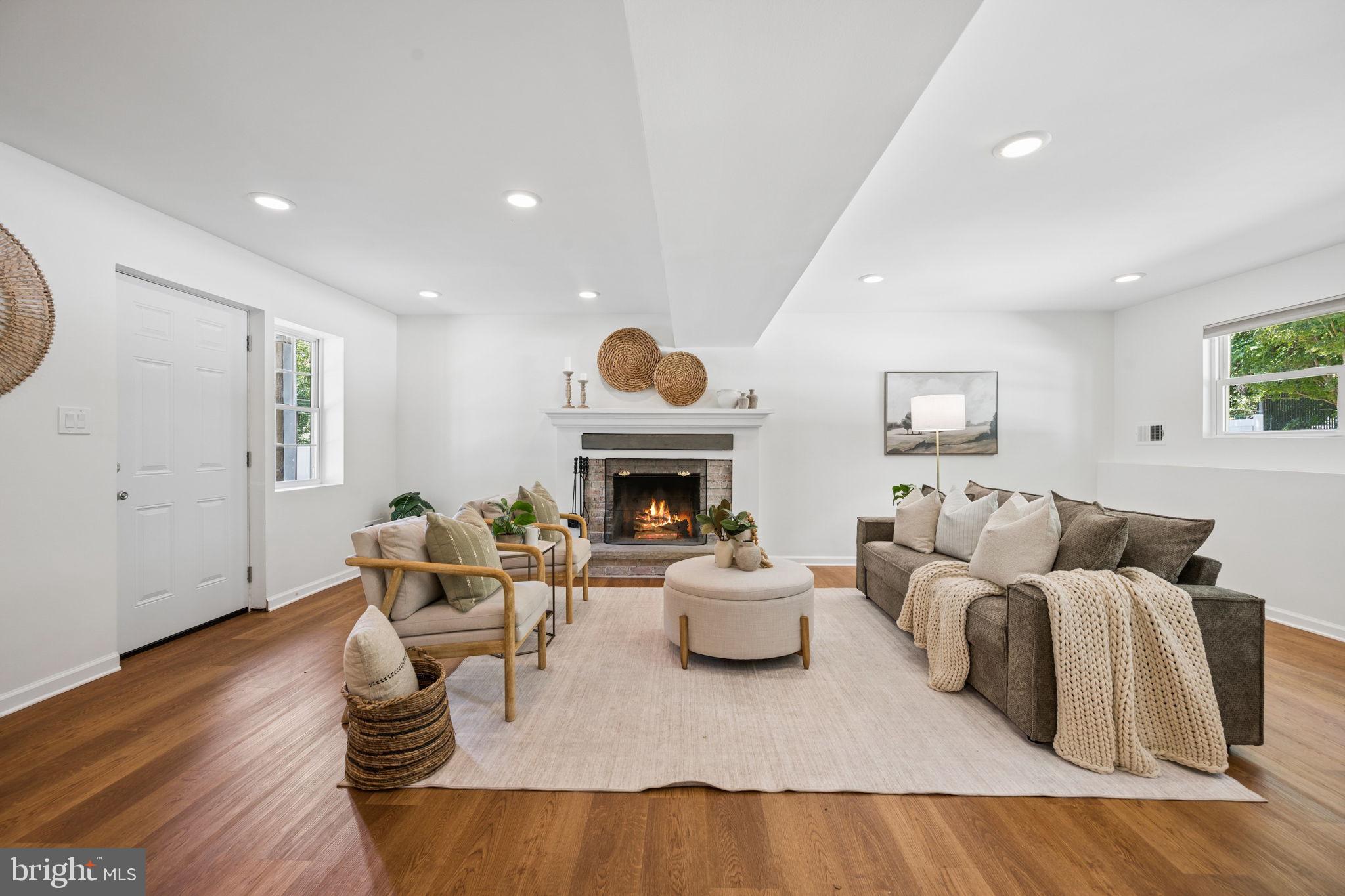 WALNUT LAKE - Residential