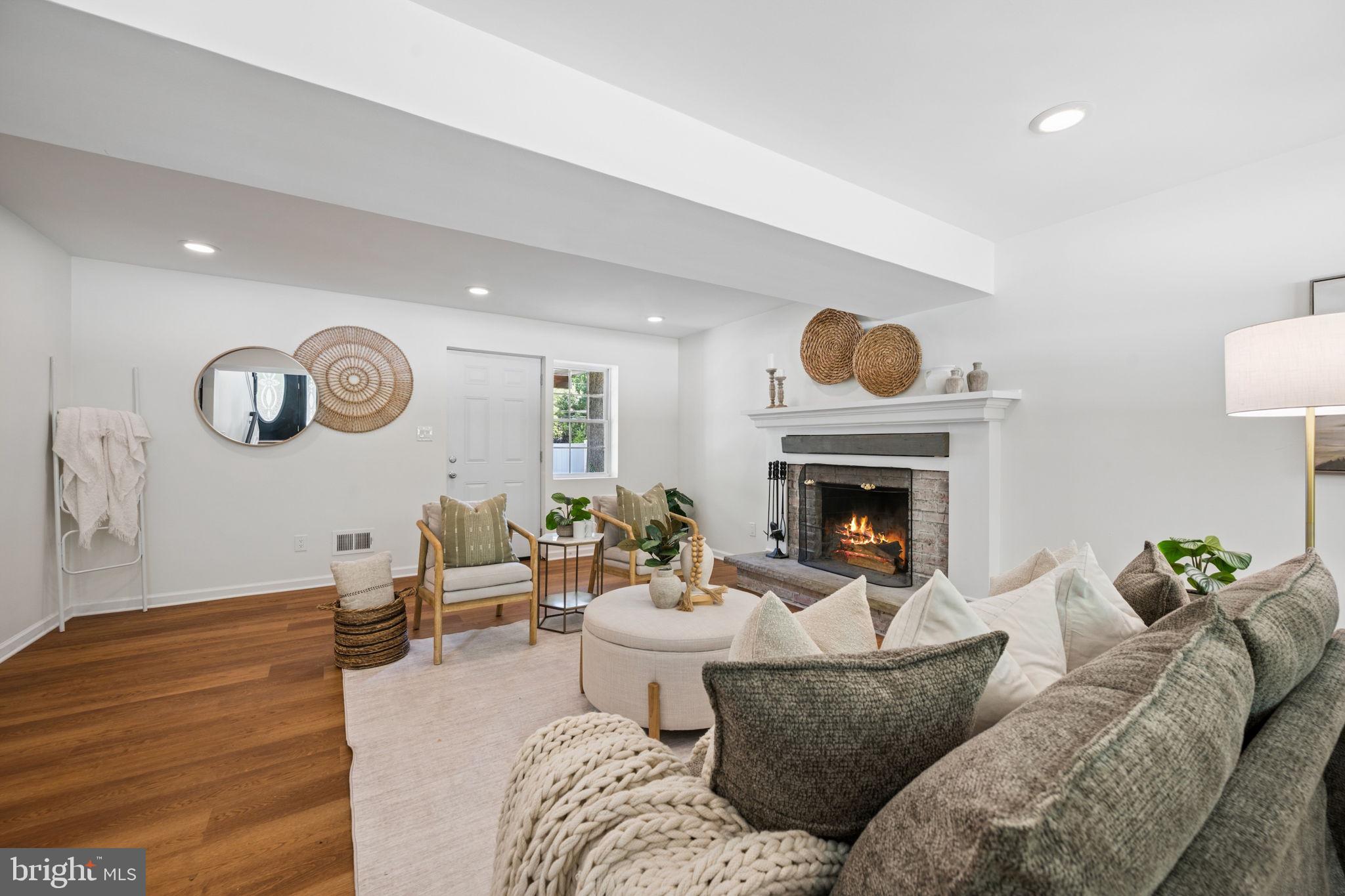 WALNUT LAKE - Residential