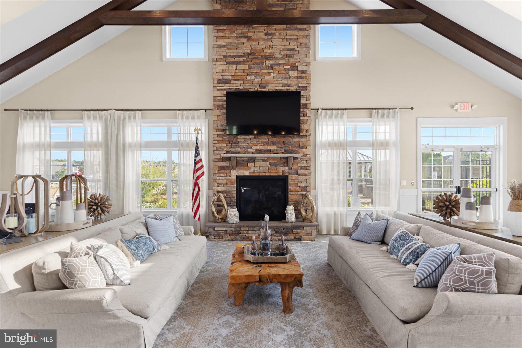PELICAN POINT - Residential