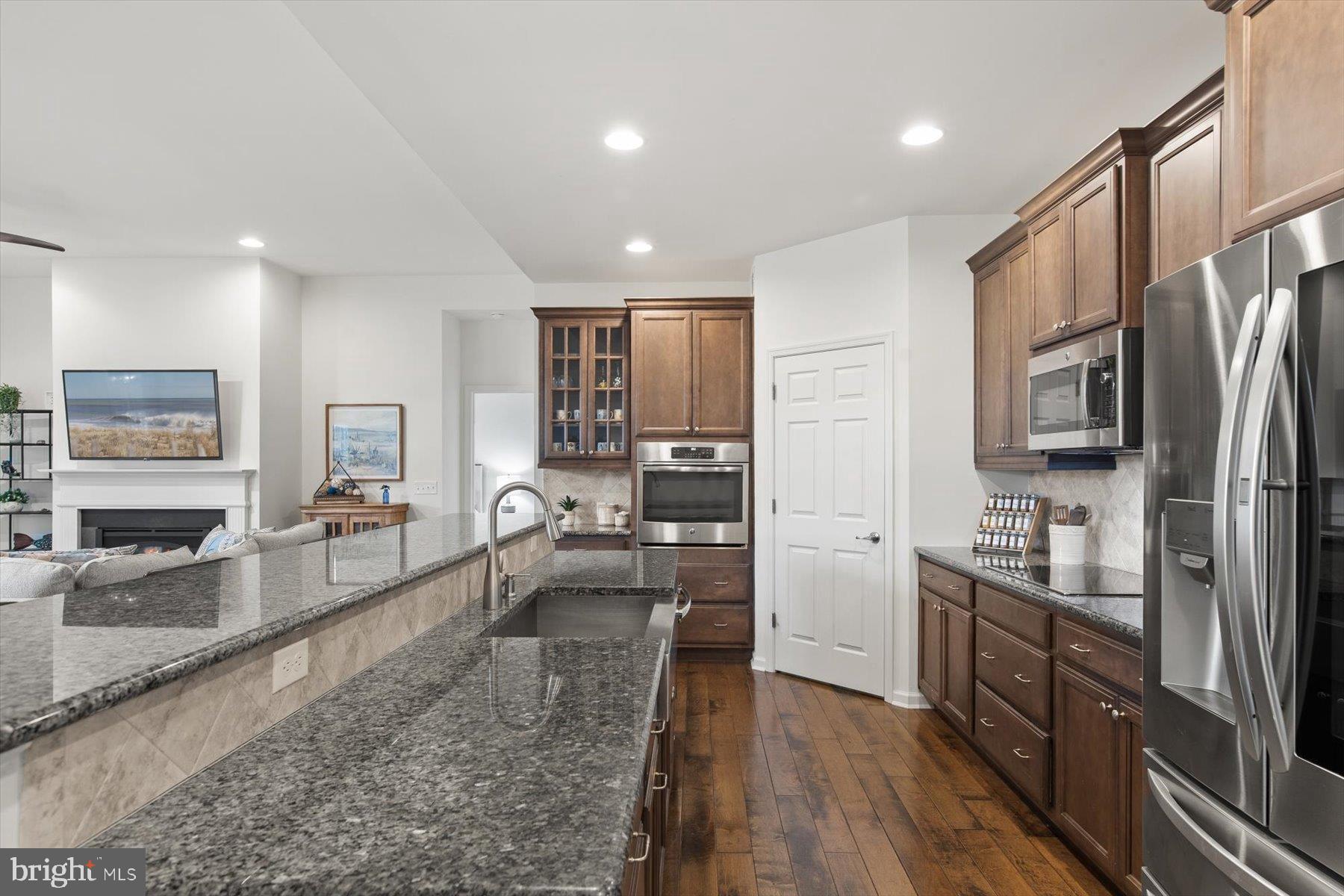 PELICAN POINT - Residential