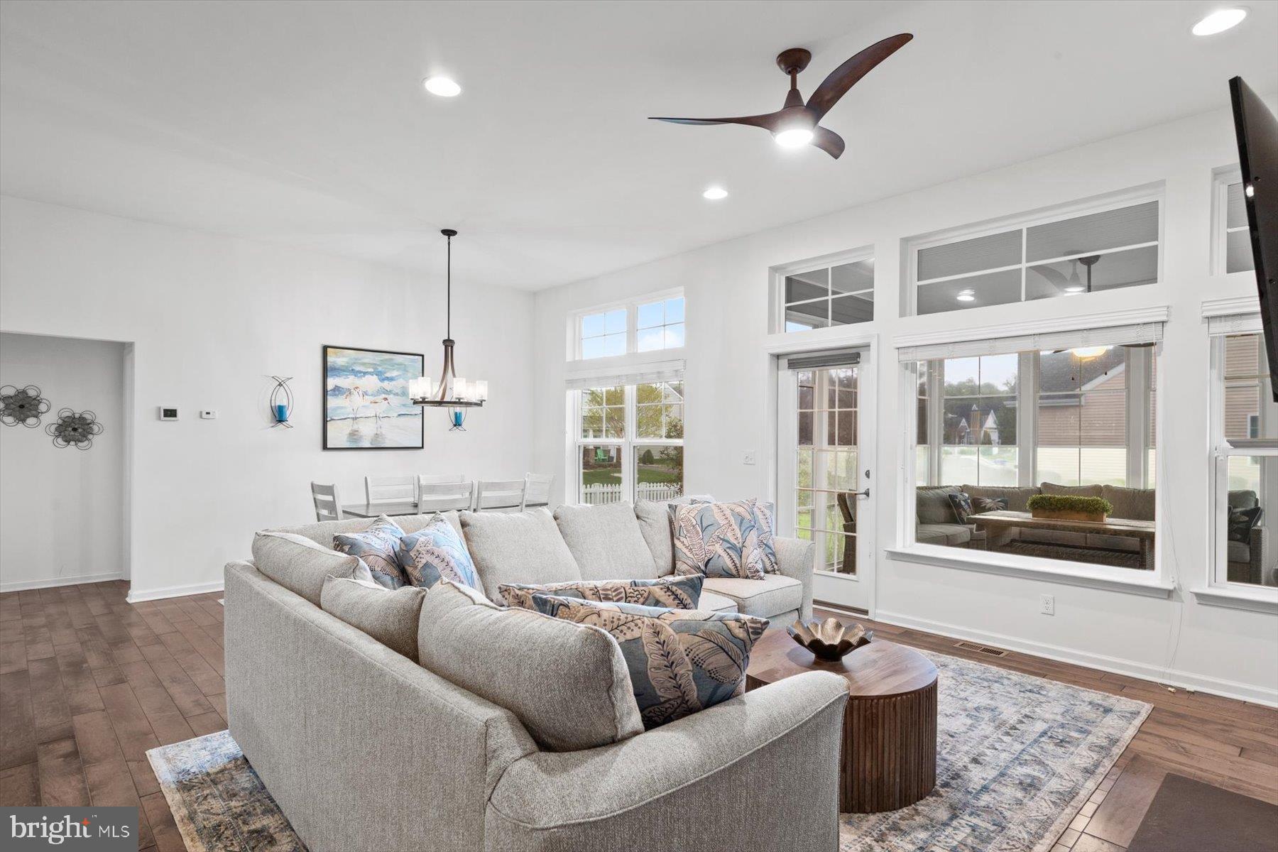 PELICAN POINT - Residential