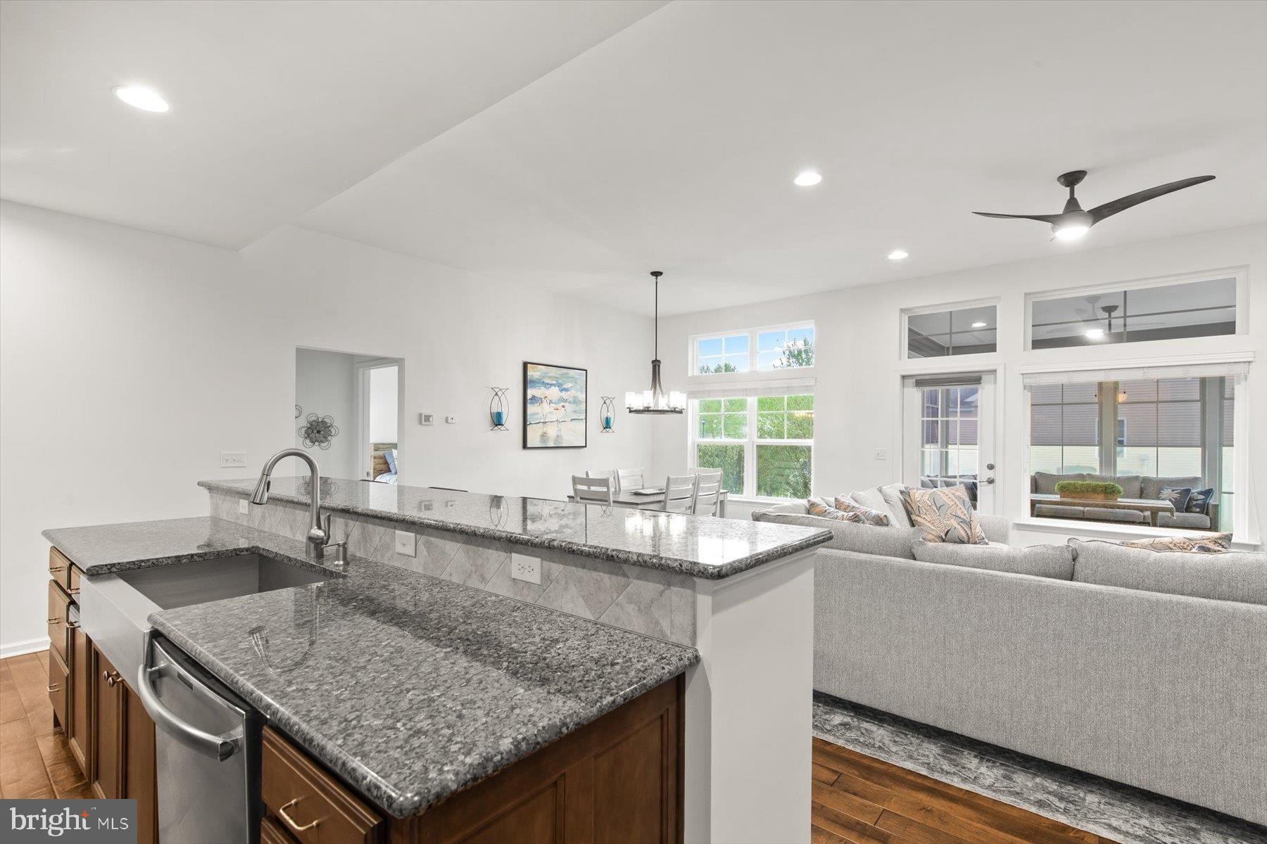 PELICAN POINT - Residential