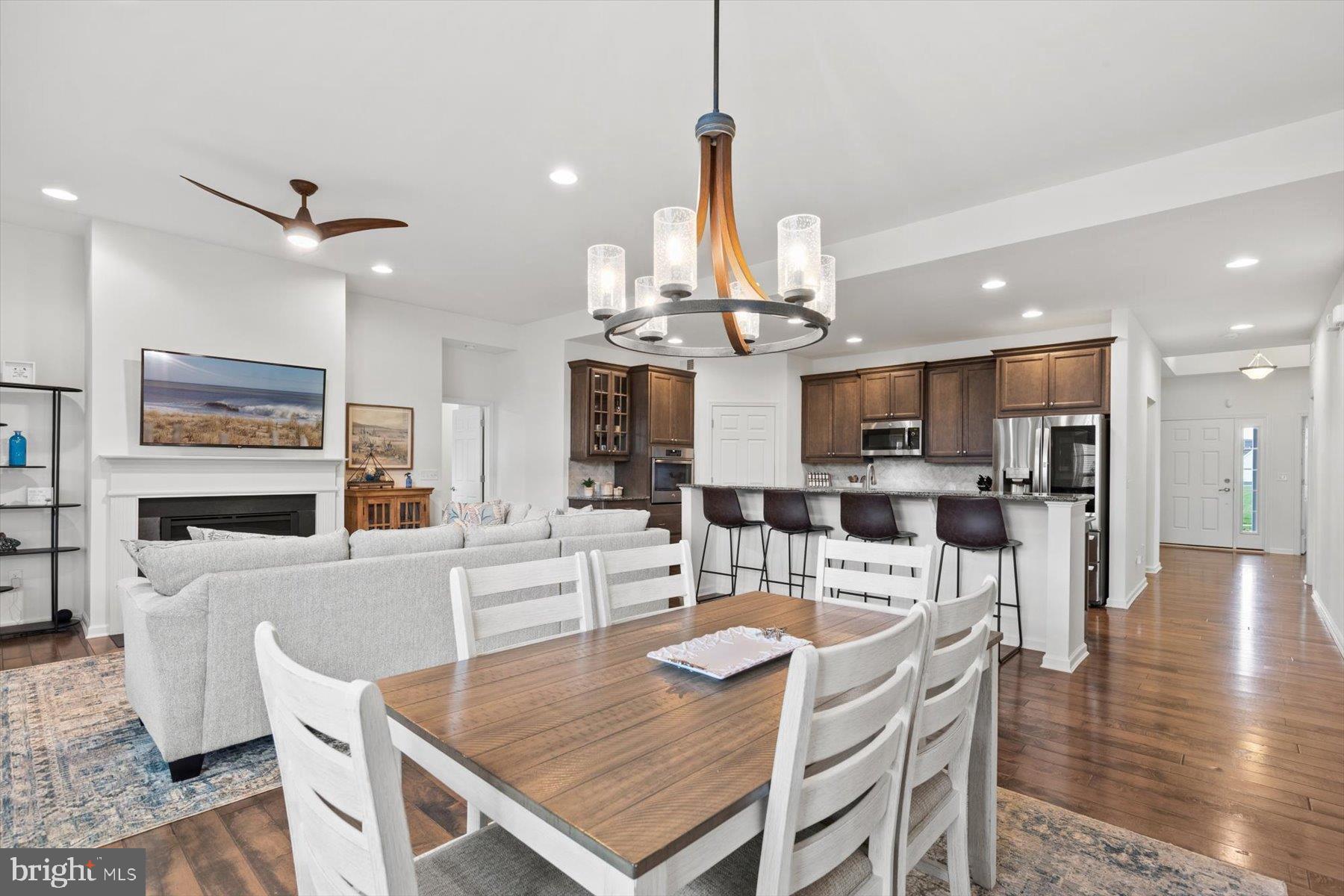 PELICAN POINT - Residential