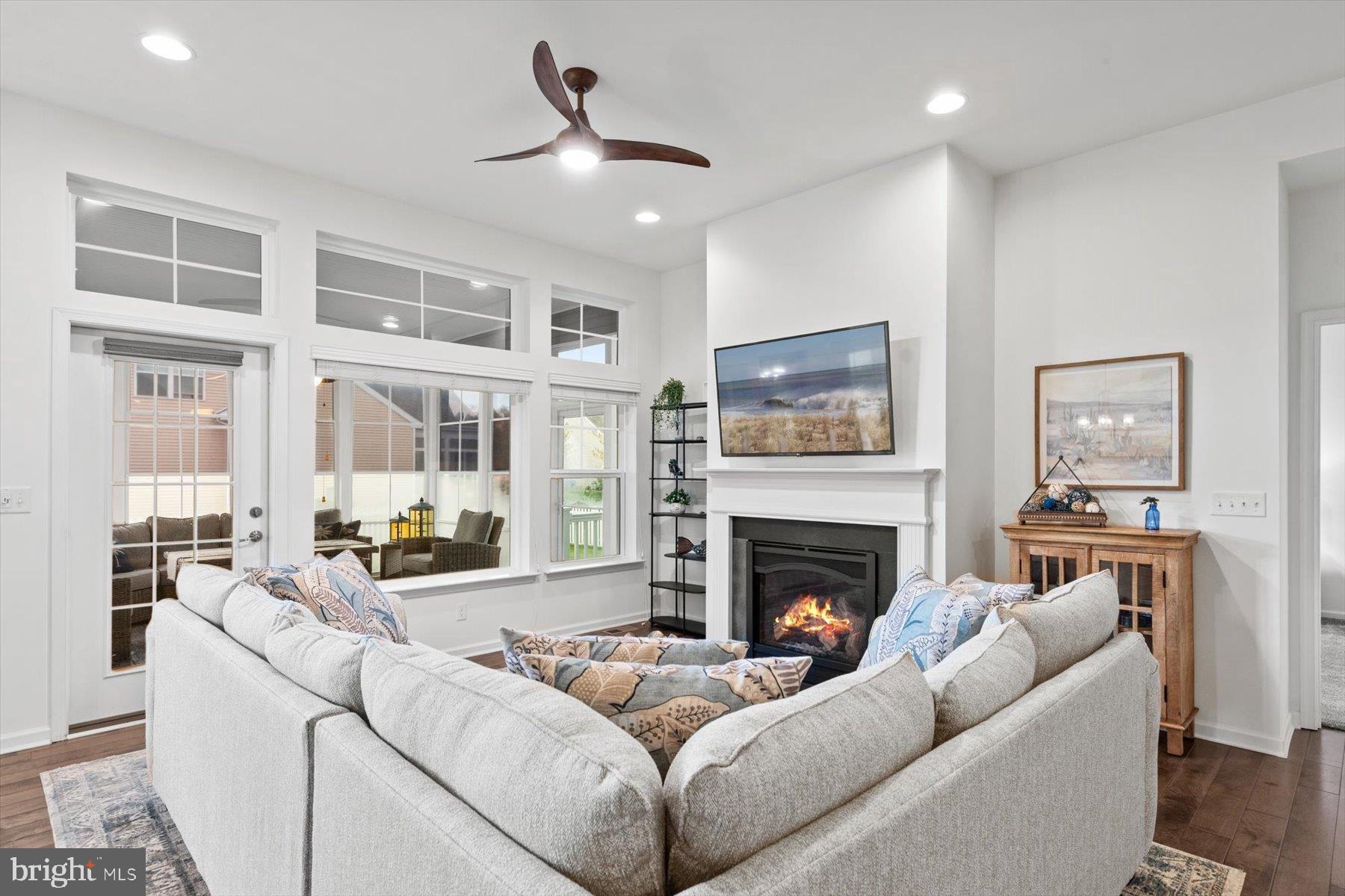 PELICAN POINT - Residential