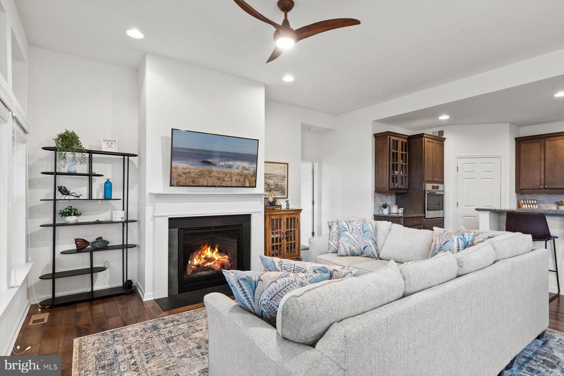 PELICAN POINT - Residential