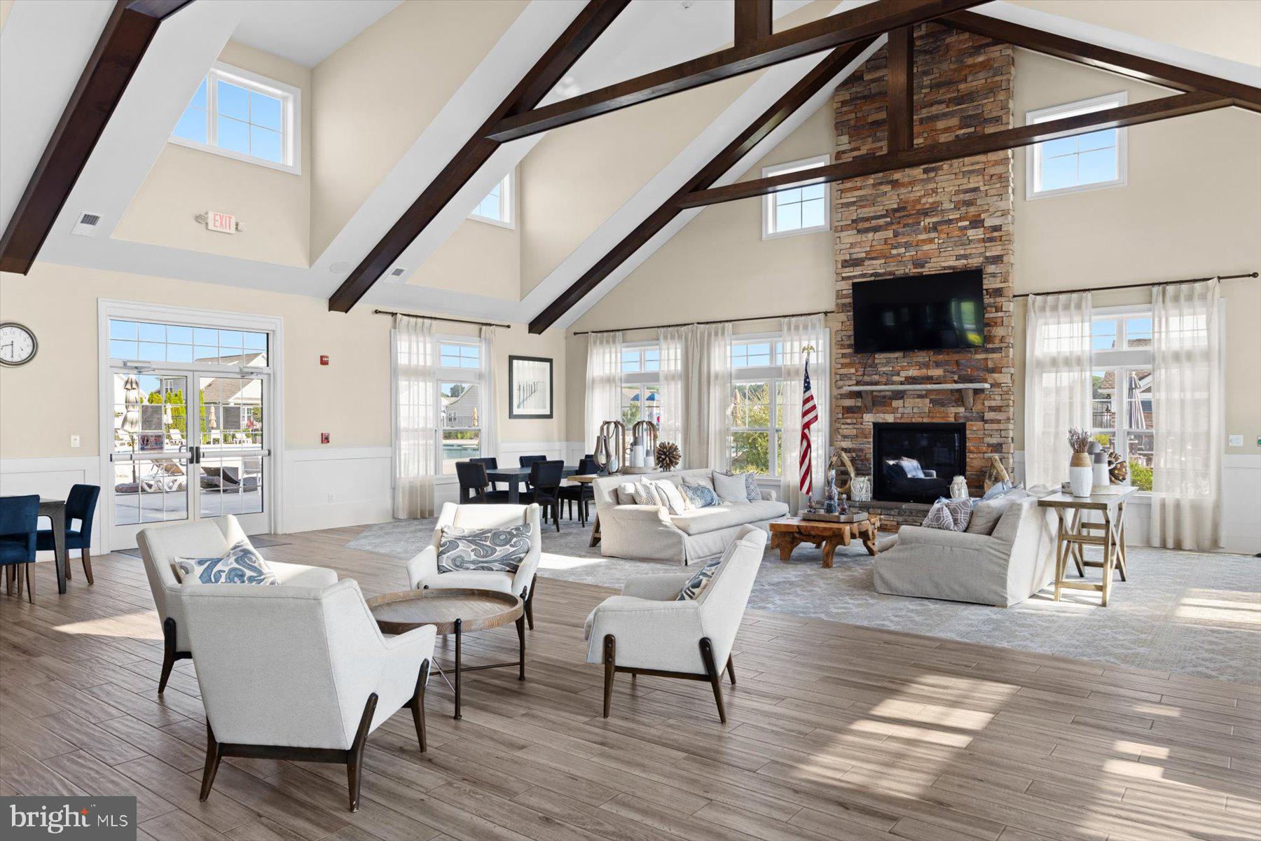 PELICAN POINT - Residential