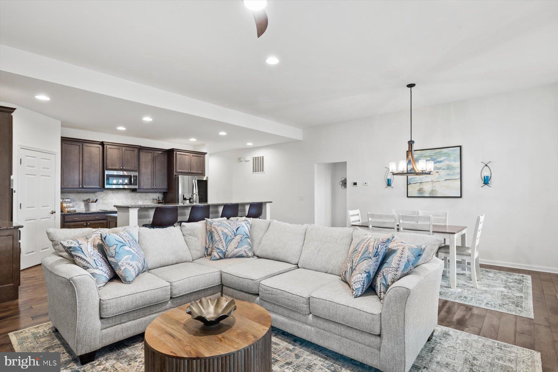 PELICAN POINT - Residential