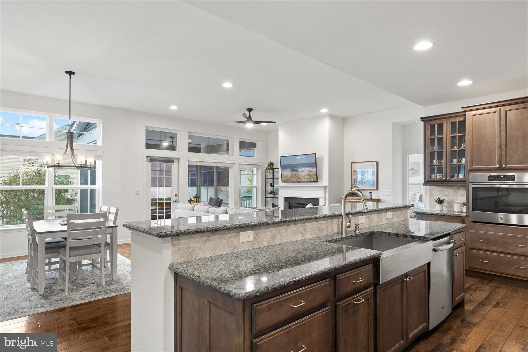 PELICAN POINT - Residential