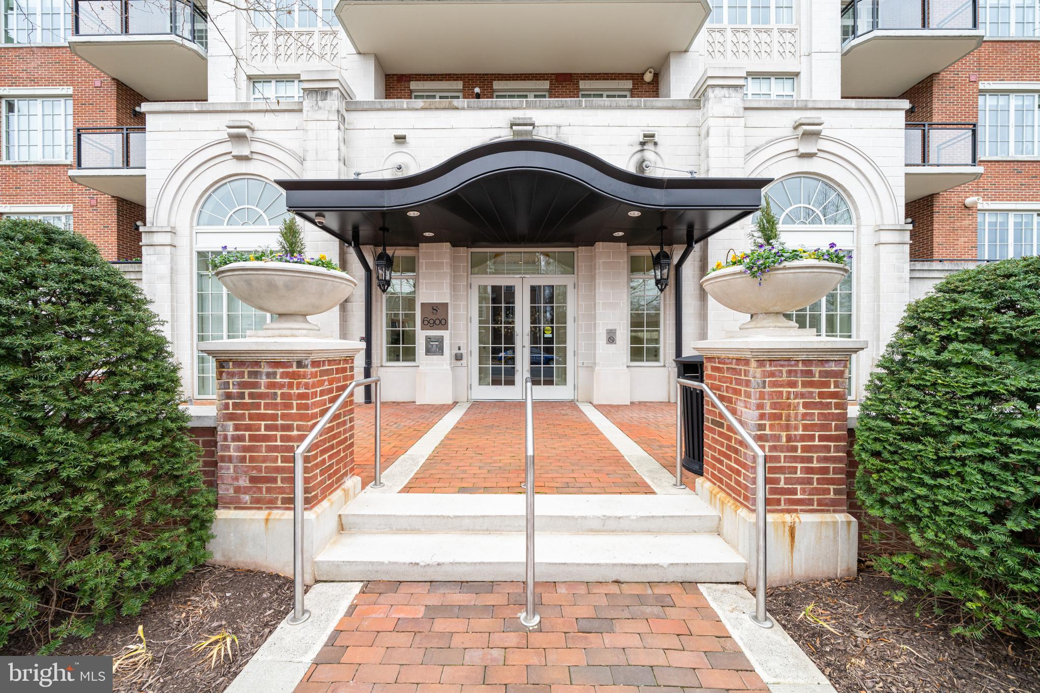 2 BED 2 ½ BATH + DEN located at The Signet this end unit is on the main level with courtyard views. Large windows provide natural light, creating a bright and inviting atmosphere. The interior is adorned with beautiful details, showcasing the luxurious design of the property. This 2 Bed 2 ½ Bath plus Den boasts numerous amenities, ensuring a comfortable and convenient living experience. The private terrace has access right to the courtyard. Residents can enjoy the convenience of the location offering excellent proximity to nearby shops, restaurants, and other transportation. Easy to show!