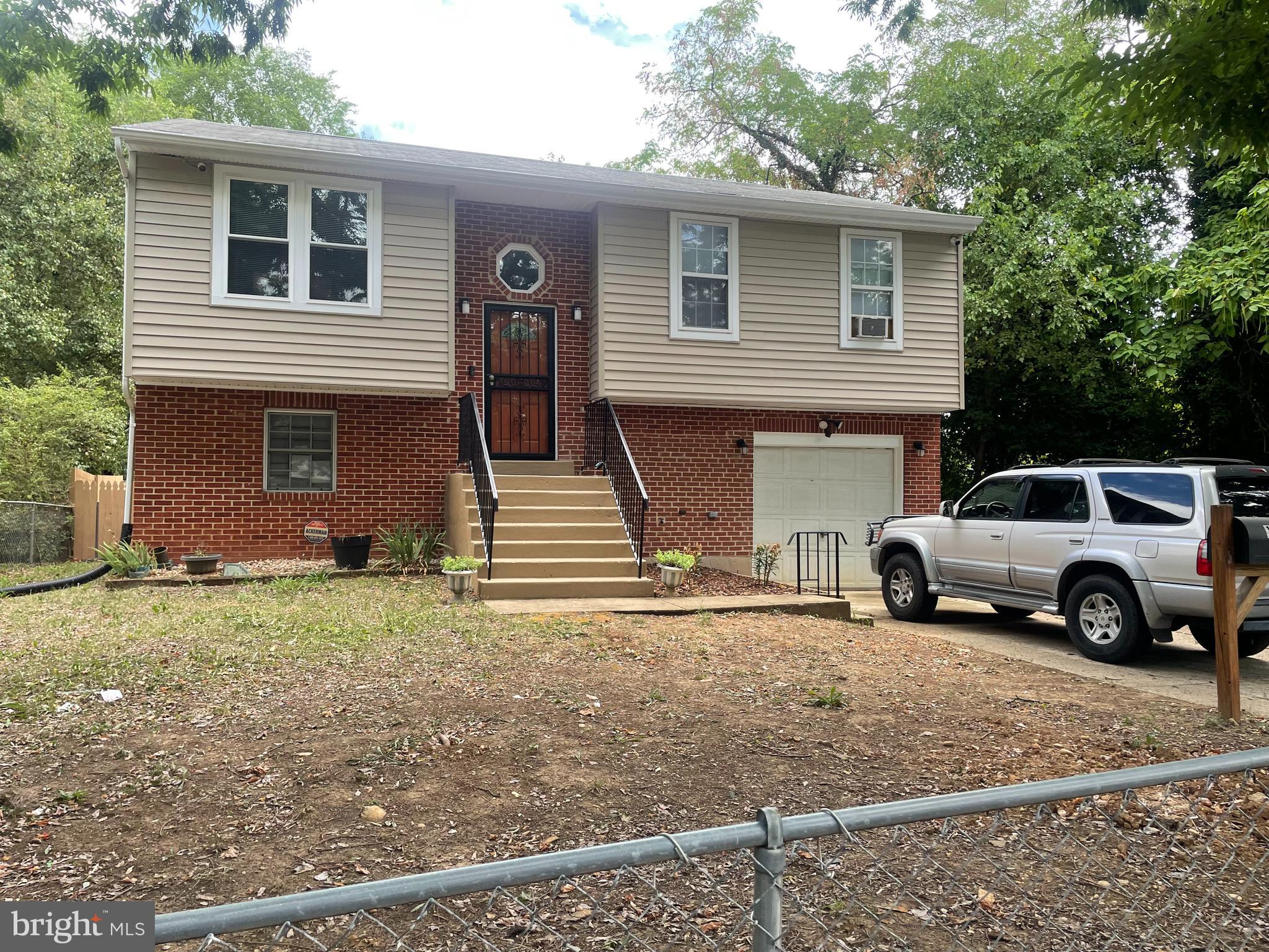 Nice single-family house with 3 bedroom and 2 full bathrooms, newer hardwood floor main level, stainless-steel appliances, newer kitchen cabinets, granite countertop, ceramic title on kitchen floor.
Freshly paint and more come and see it!!