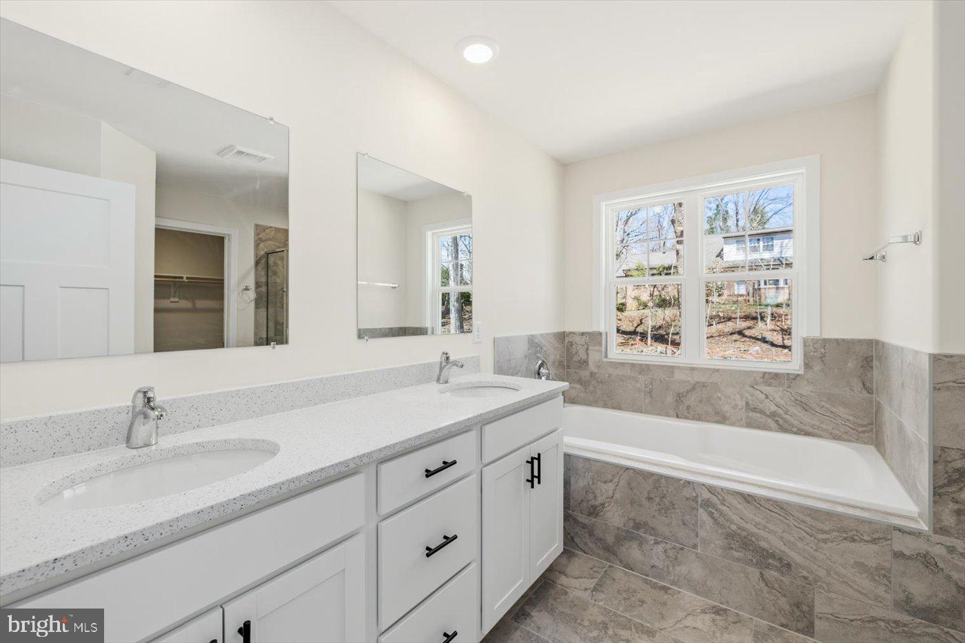 PRESIDENTIAL LAKES - Residential