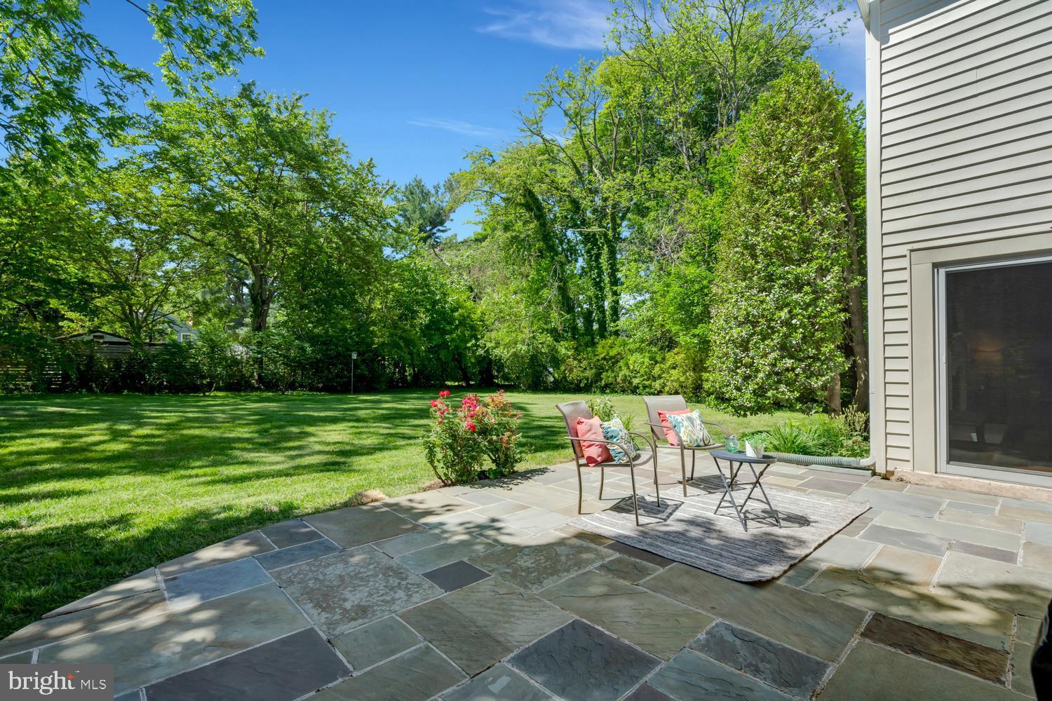 MANOR LAKE - Residential