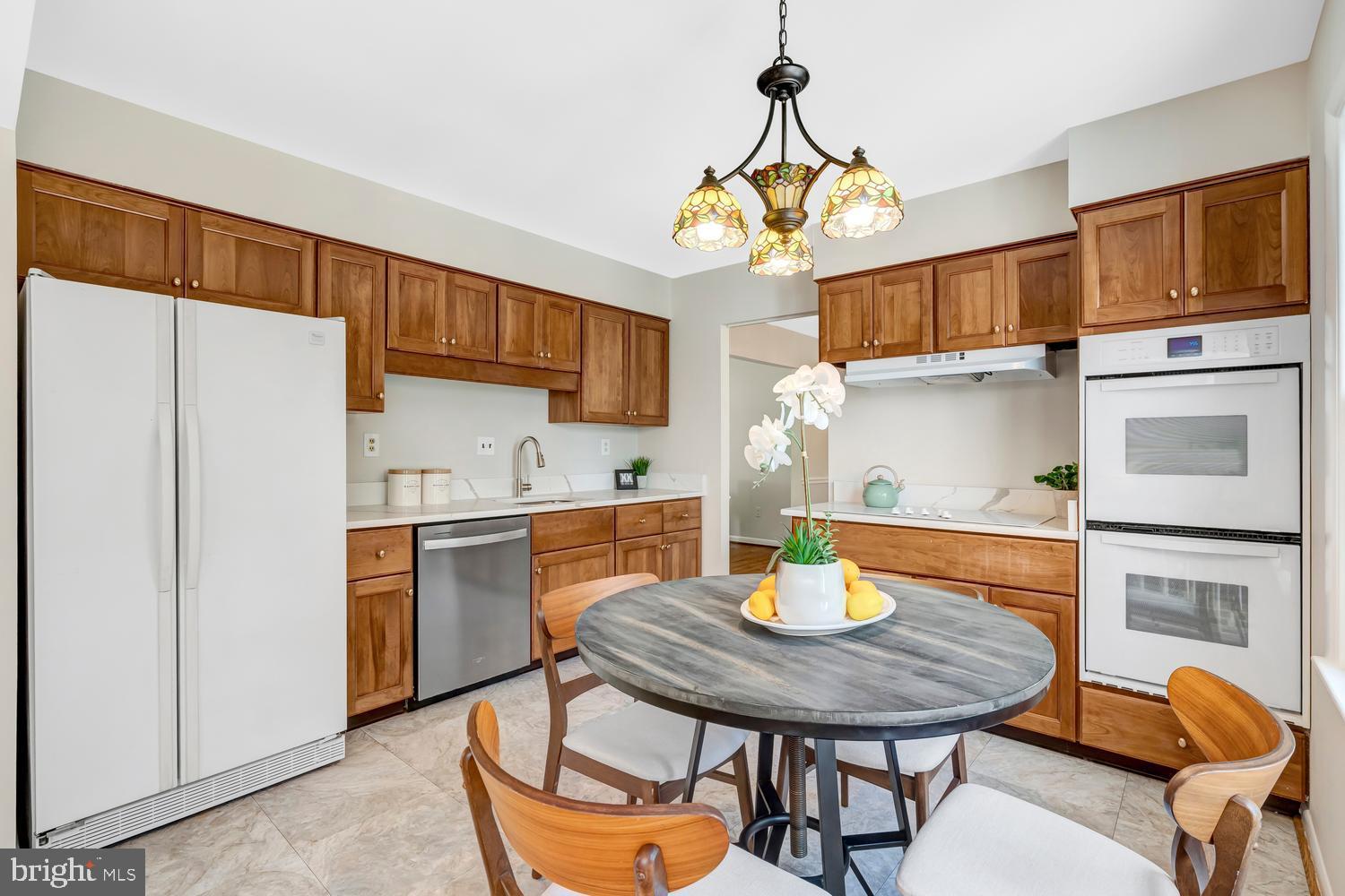 MANOR LAKE - Residential