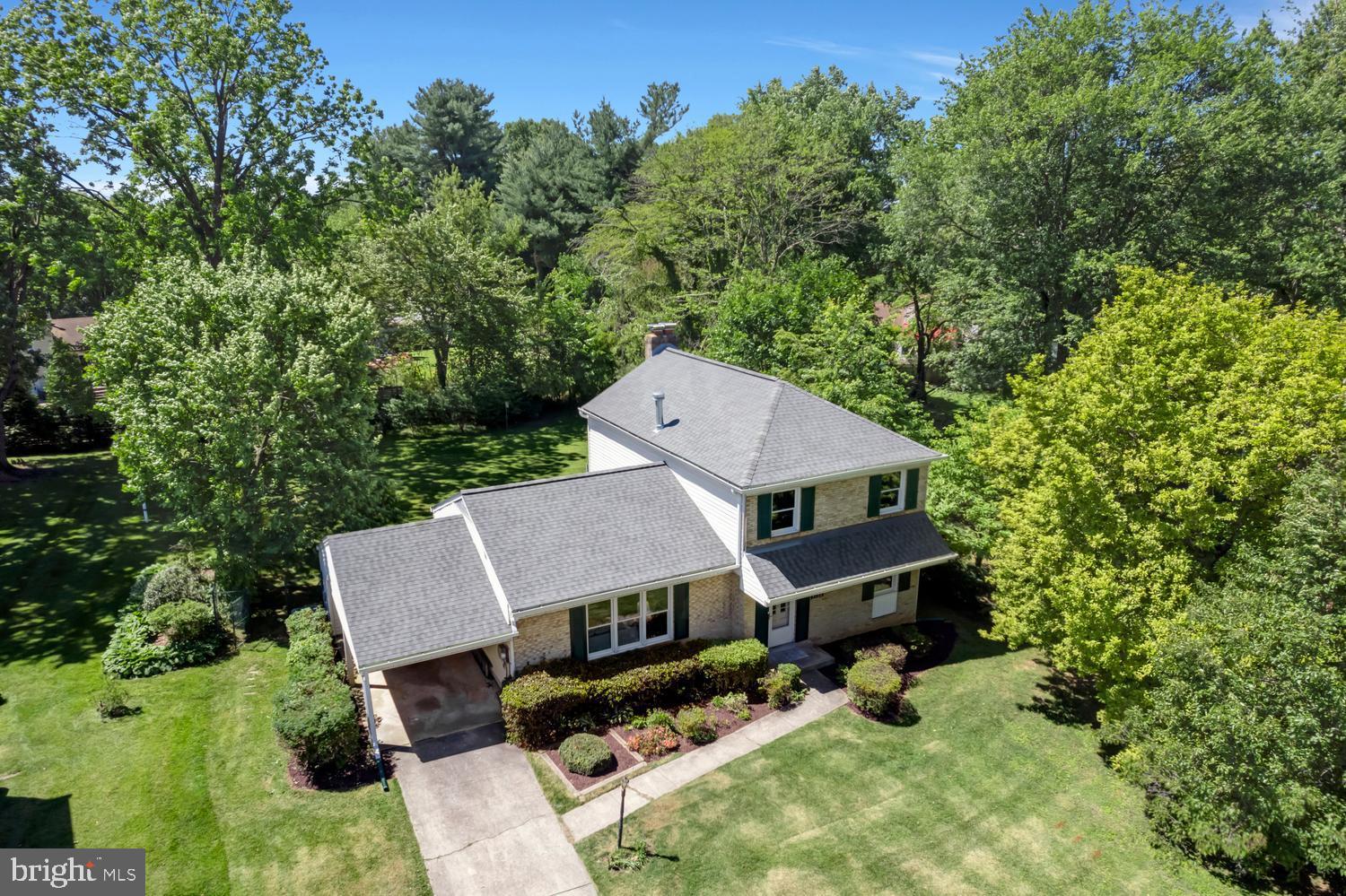 MANOR LAKE - Residential