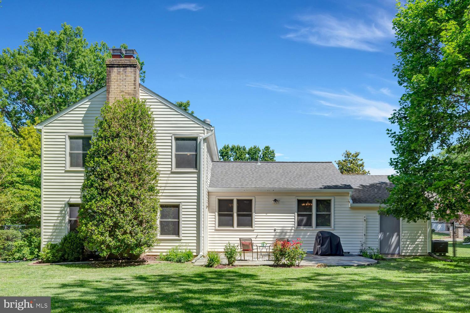 MANOR LAKE - Residential