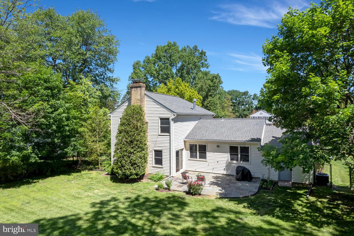 MANOR LAKE - Residential
