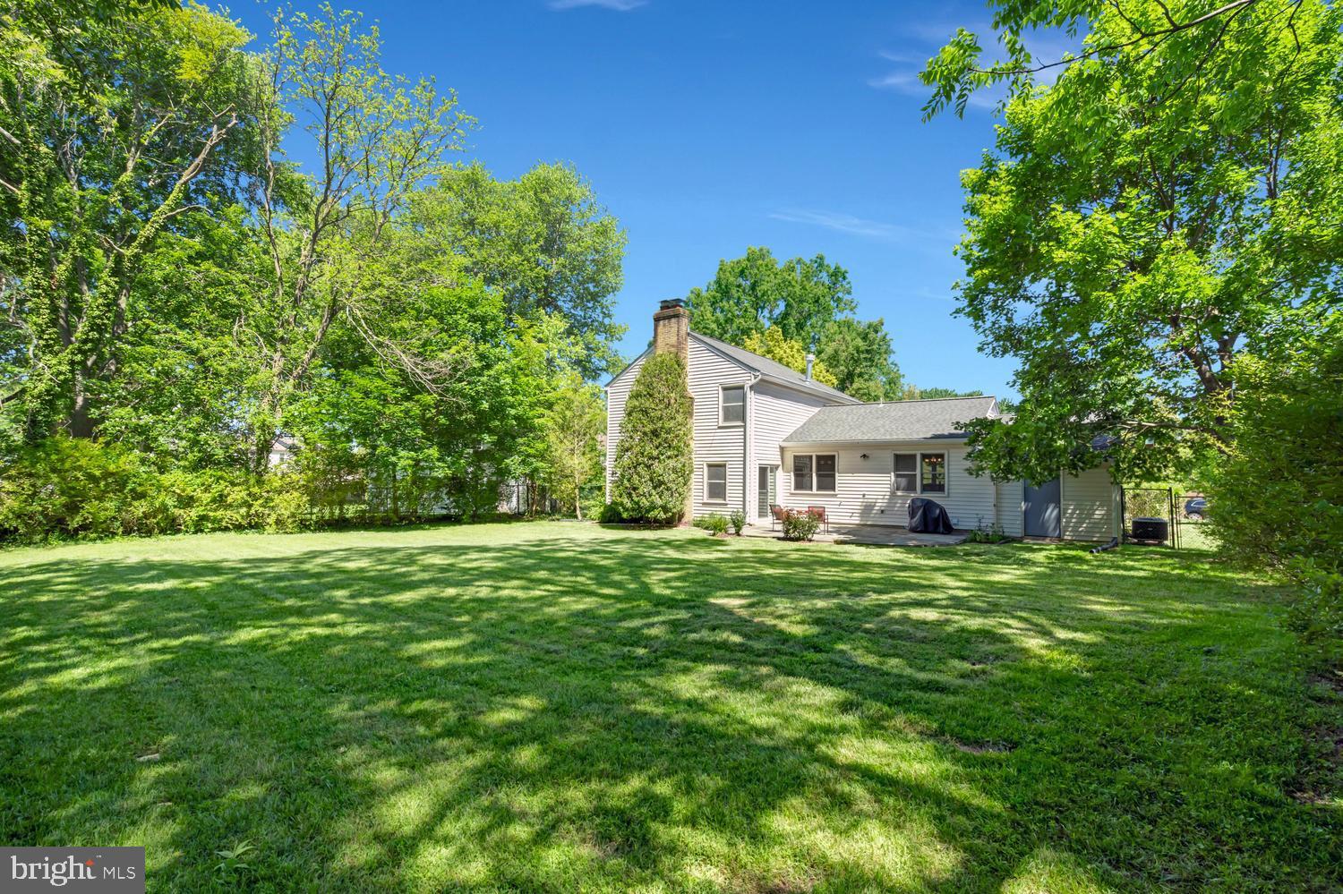 MANOR LAKE - Residential
