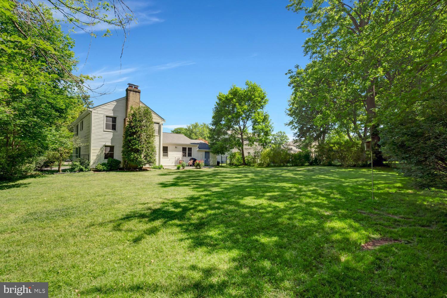 MANOR LAKE - Residential