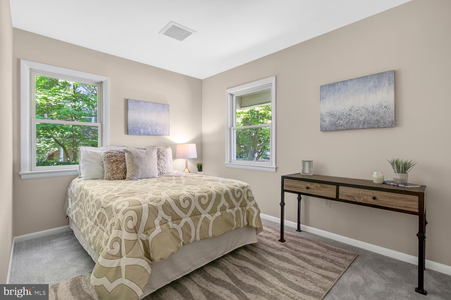 MANOR LAKE - Residential