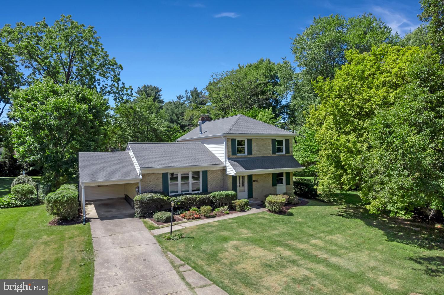 MANOR LAKE - Residential