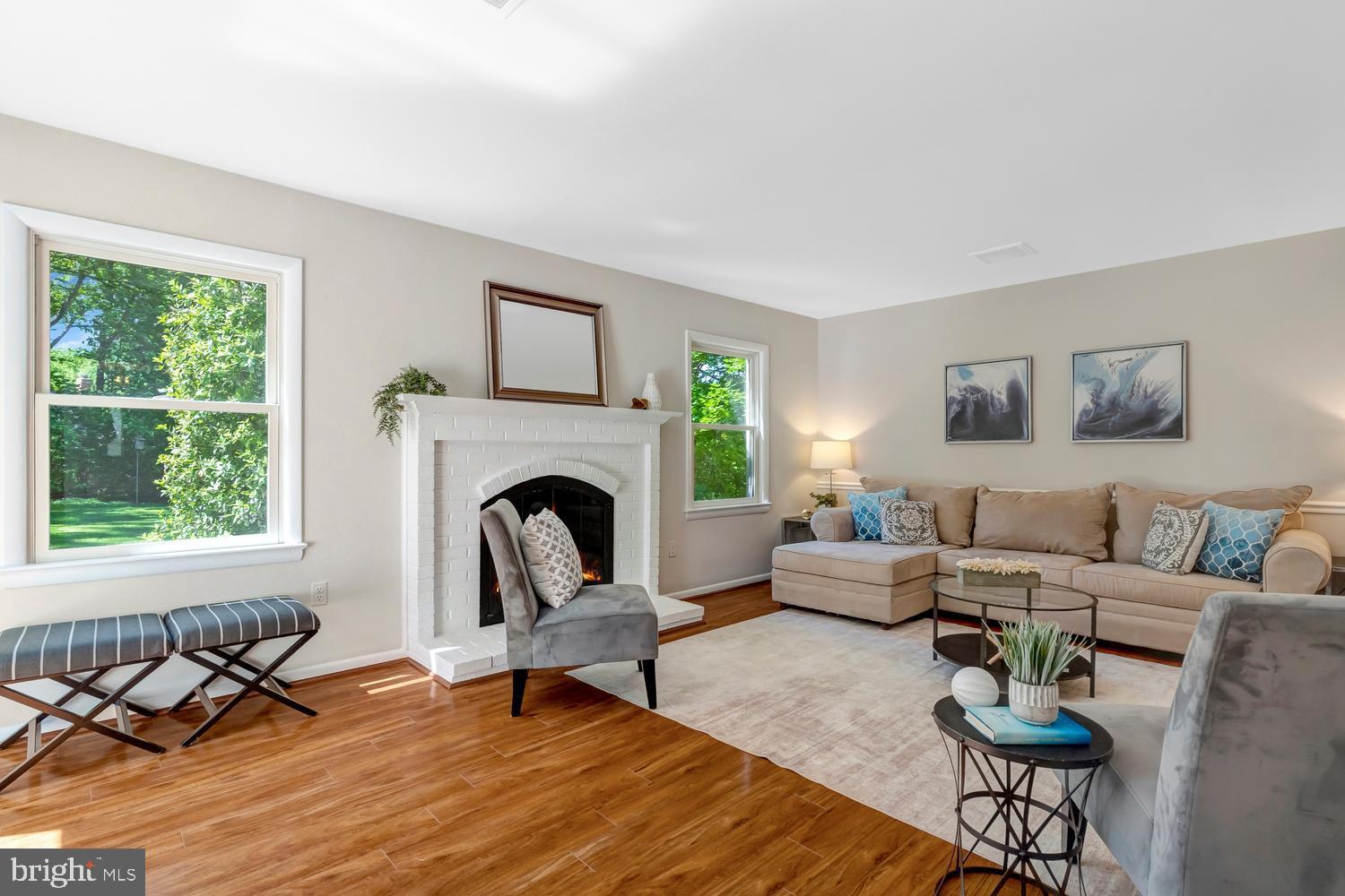 MANOR LAKE - Residential