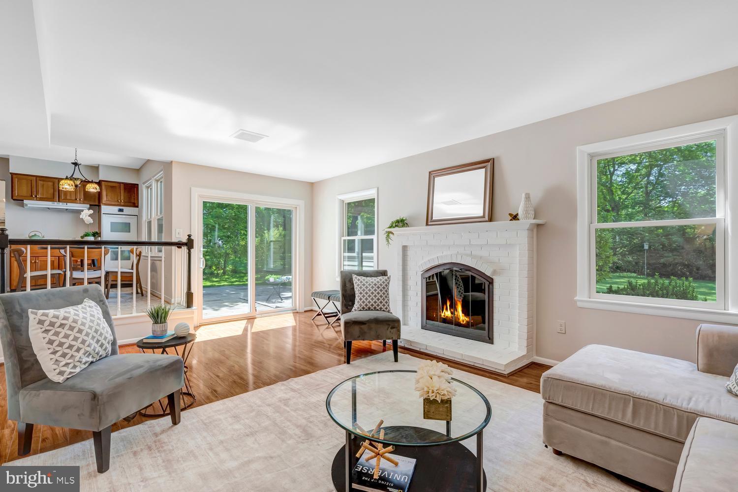 MANOR LAKE - Residential