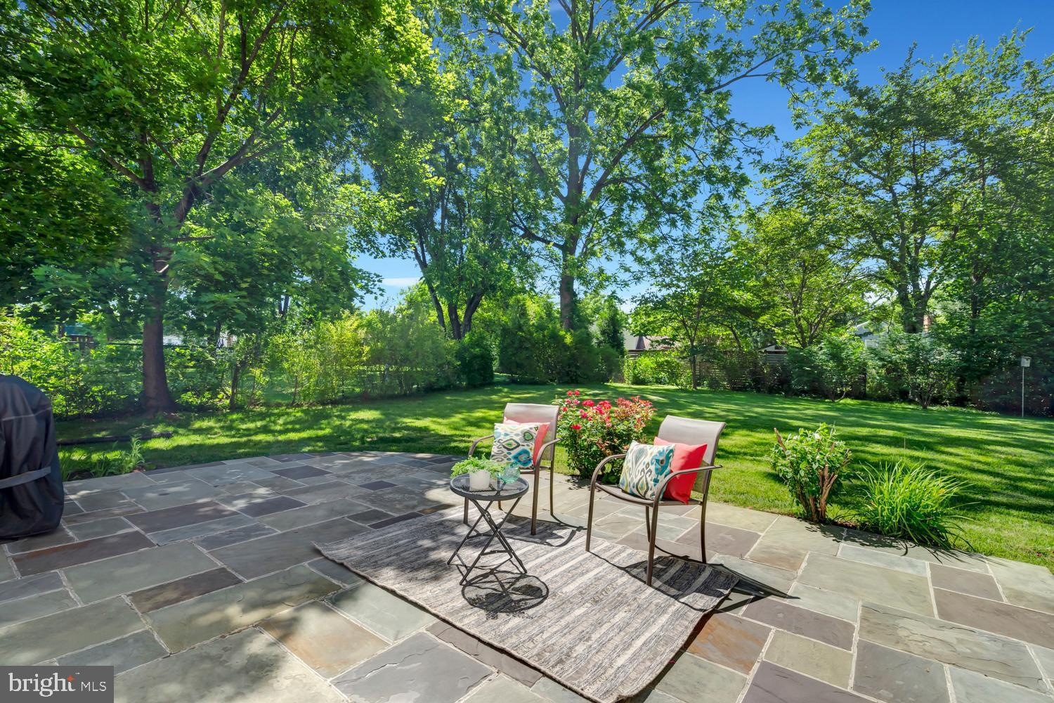 MANOR LAKE - Residential