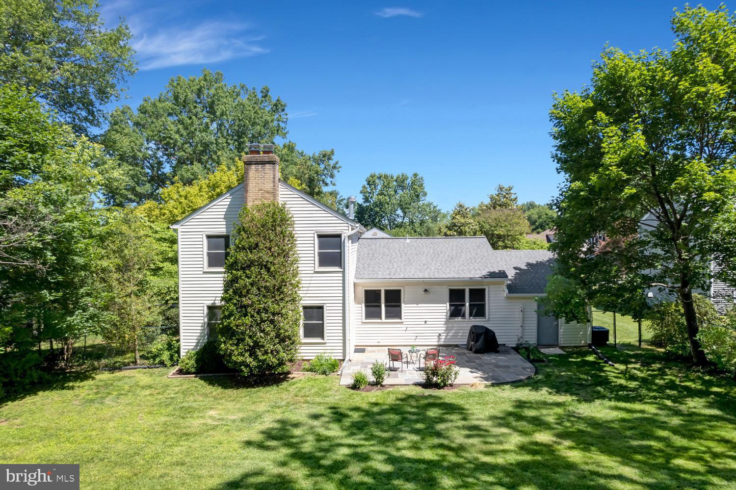 MANOR LAKE - Residential