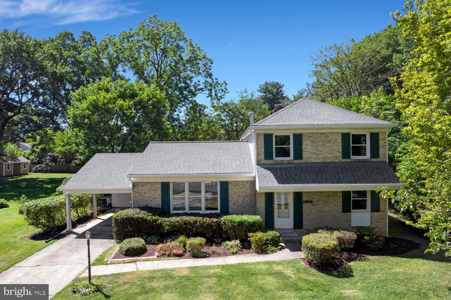 MANOR LAKE - Residential