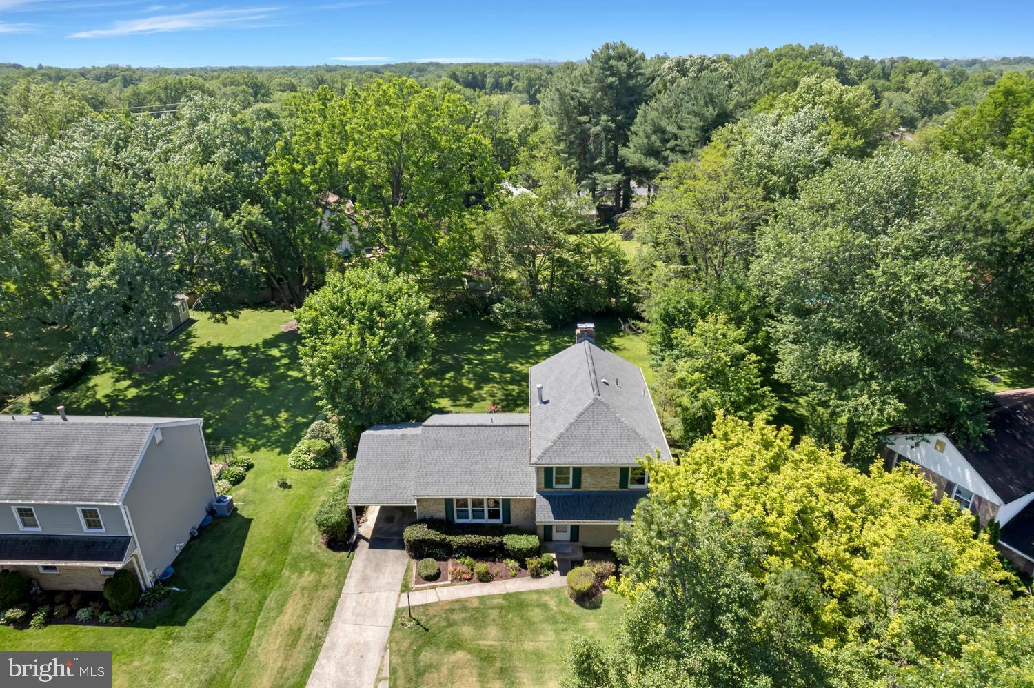 MANOR LAKE - Residential