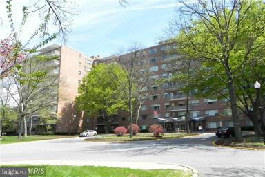 Large 3 bedroom, 2 bath or 2bedroom and family room, 2 bath. New windows and very spacious floor plan.. Beautiful view. Co-op fee includes taxes. . Co-op requires board approval and cash only. Estate sale-as is. Will need updating, but priced accordingly.